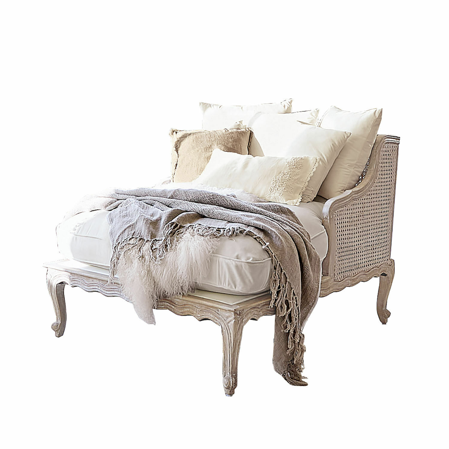 Méridienne Dronne Chaise longue en bois clair avec dossier en cannage, coussins crème et plaid gris pour salon cosy