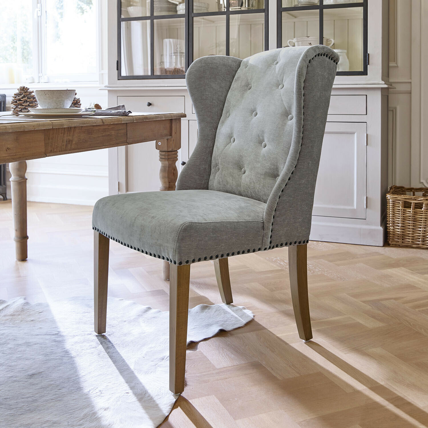 Fauteuil rembourré gris avec pieds en bois style vintage pour salle à manger, mobilier maison