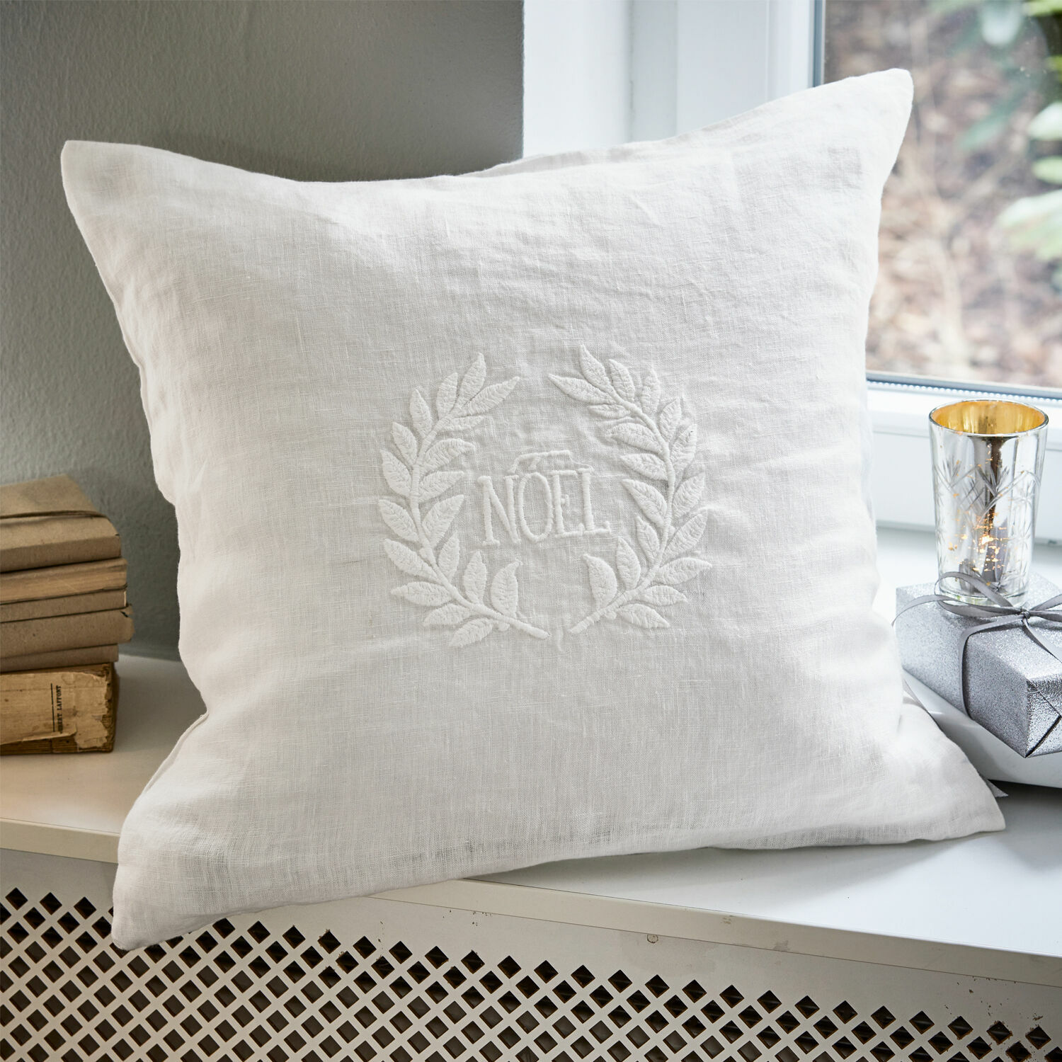Housse de coussin Noel Housse de coussin blanche en lin avec broderie NOEL et couronne décorative, accessoire de décoration de Noël