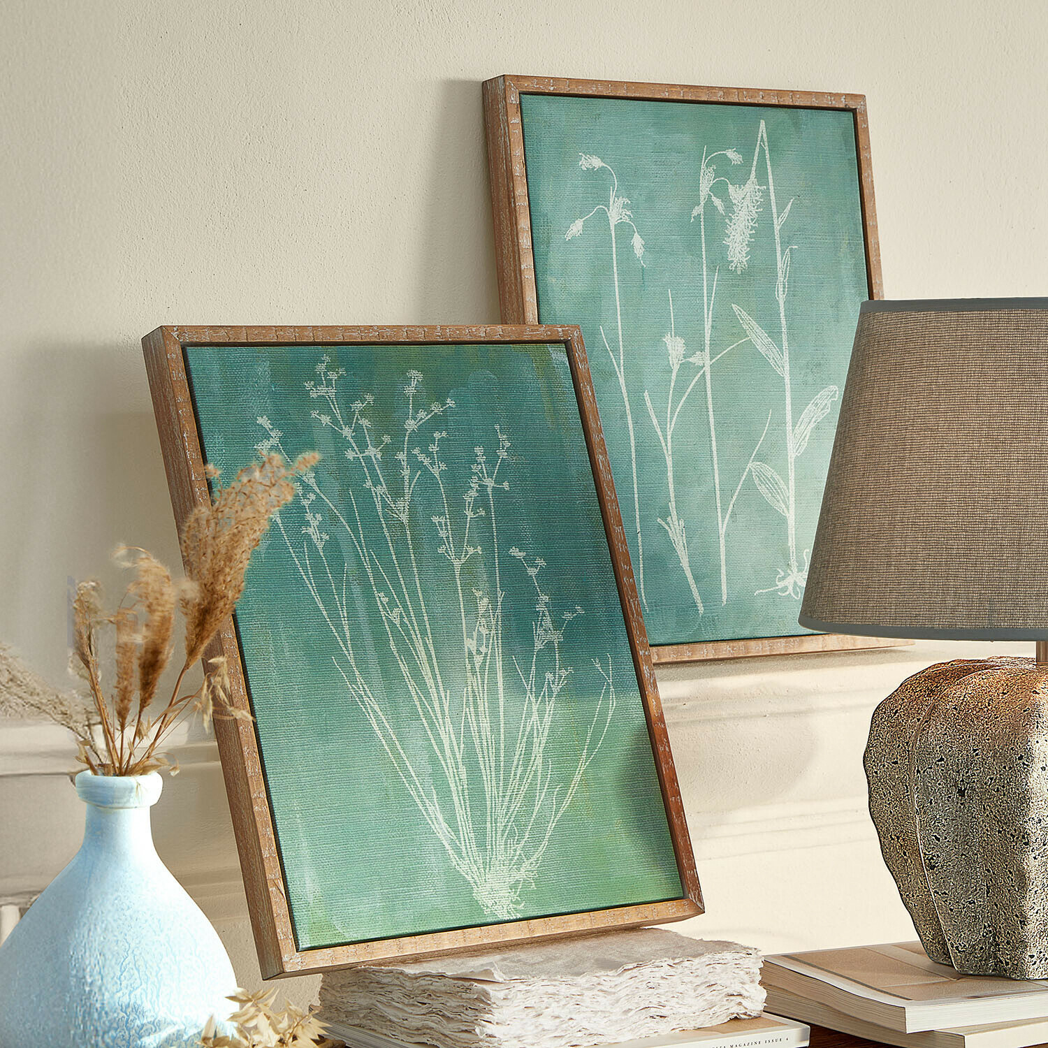 Deux tableaux avec motifs végétaux sur fond vert dans des cadres en bois, décoration intérieure