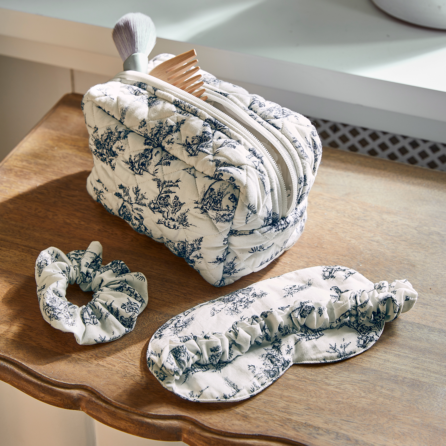 Trousse matelassée, bandeau pour les yeux et chouchou en coton crème avec motif bleu marine