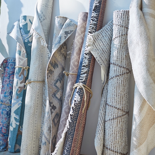 Tapis roulés aux motifs variés en matériaux naturels, décoration intérieure élégante