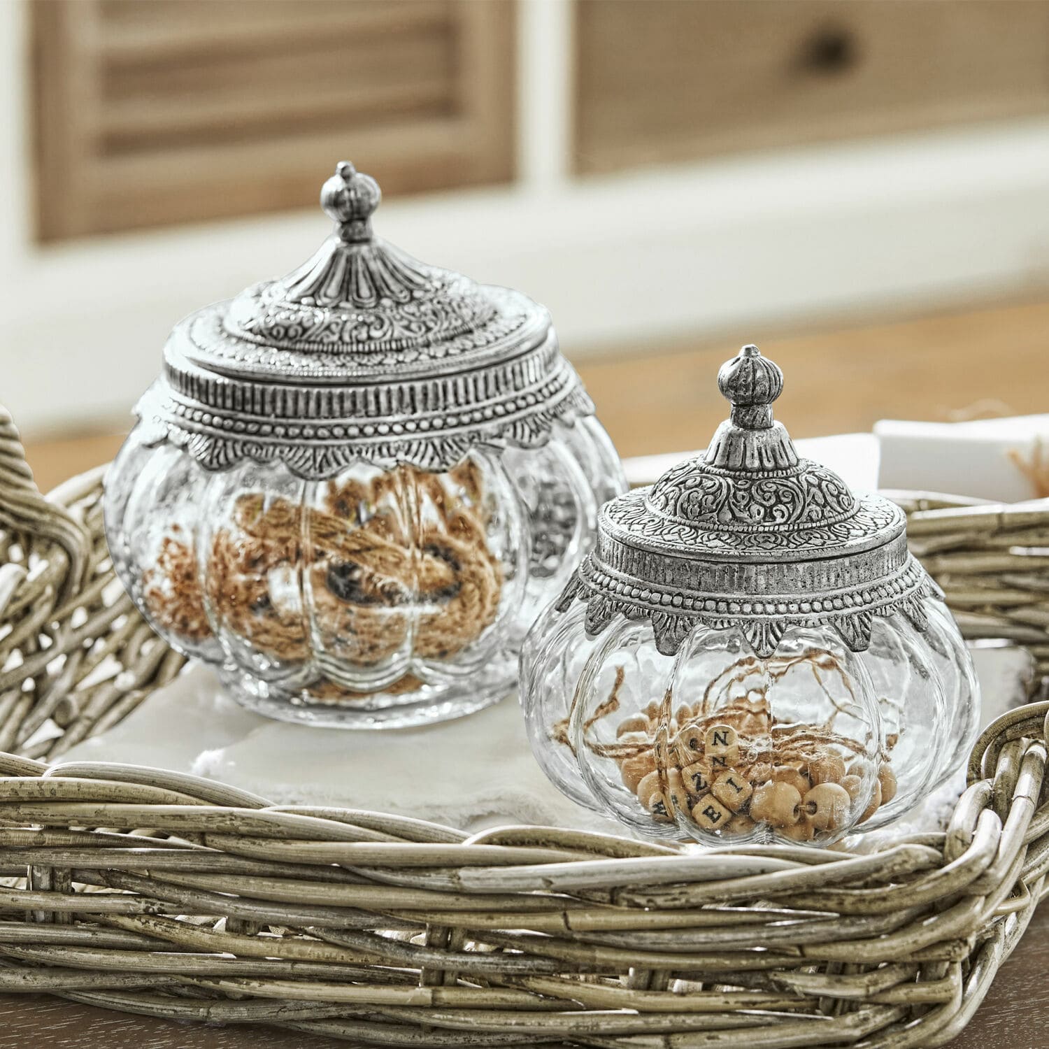 Lot de 2 bonbonnières en verre Madelon Bocaux en verre avec couvercles en métal décoratif vintage sur un plateau en bois