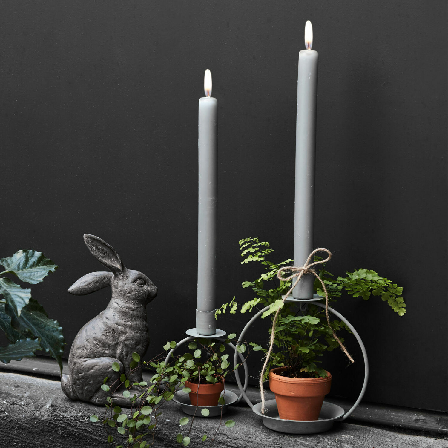 Lot de 2 bougeoirs Nirrat Bougeoirs métalliques gris avec bougies grises, plantes en pot vertes et décoration lapin en pierre