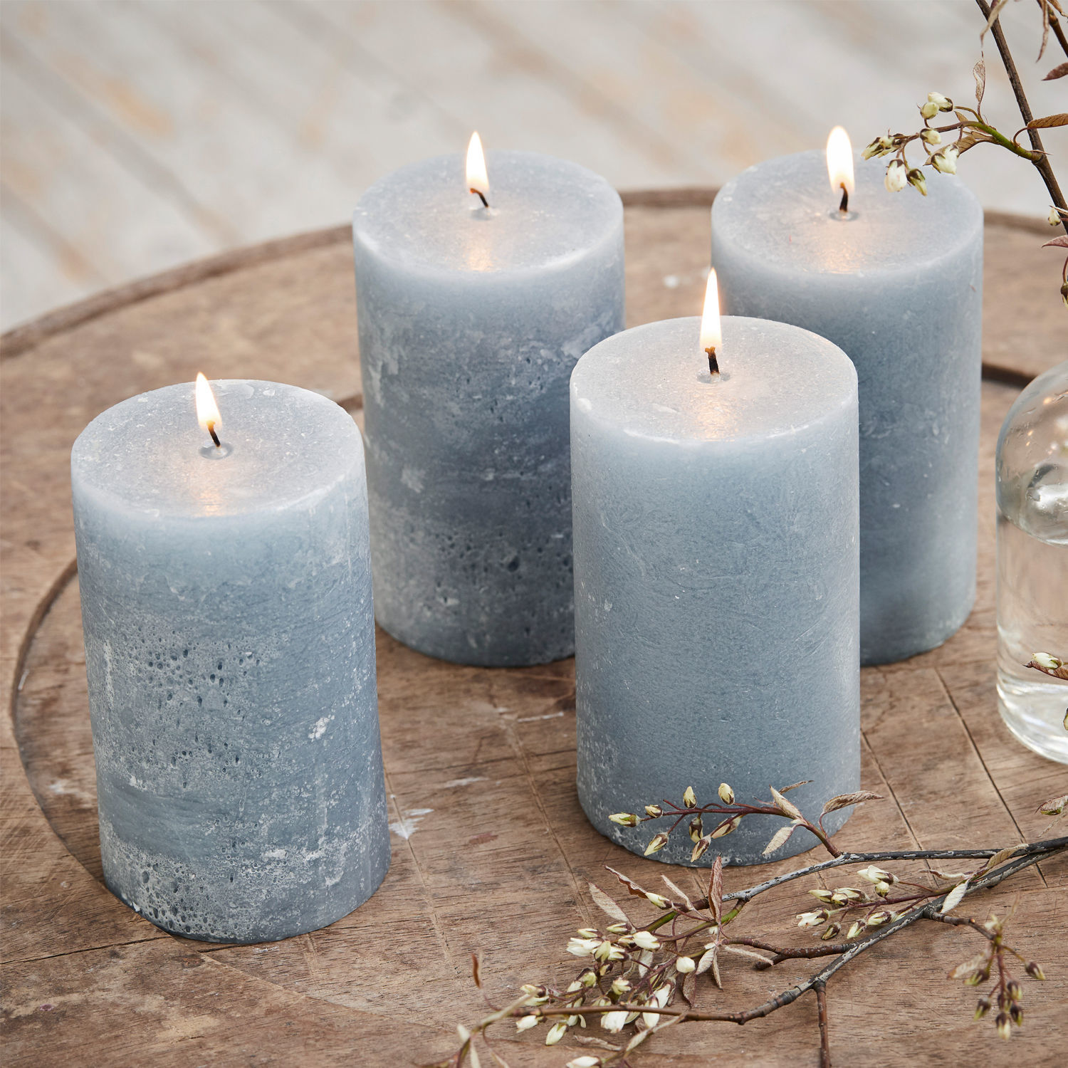 Lot de 4 bougies Braga Ensemble de quatre bougies en cire bleue sur un plateau en bois, décoration d'intérieur