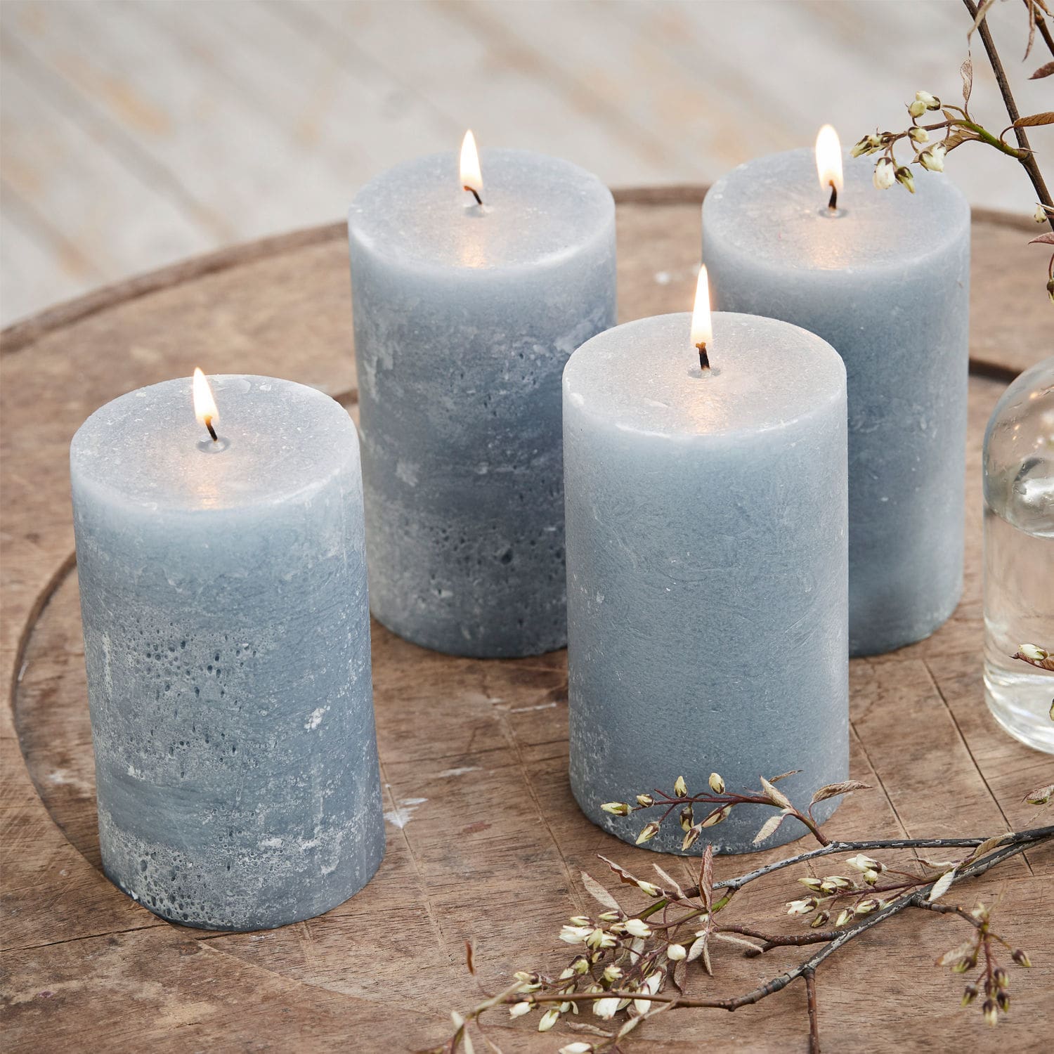 Lot de 4 bougies Braga Ensemble de quatre bougies en cire bleue sur un plateau en bois, décoration d'intérieur