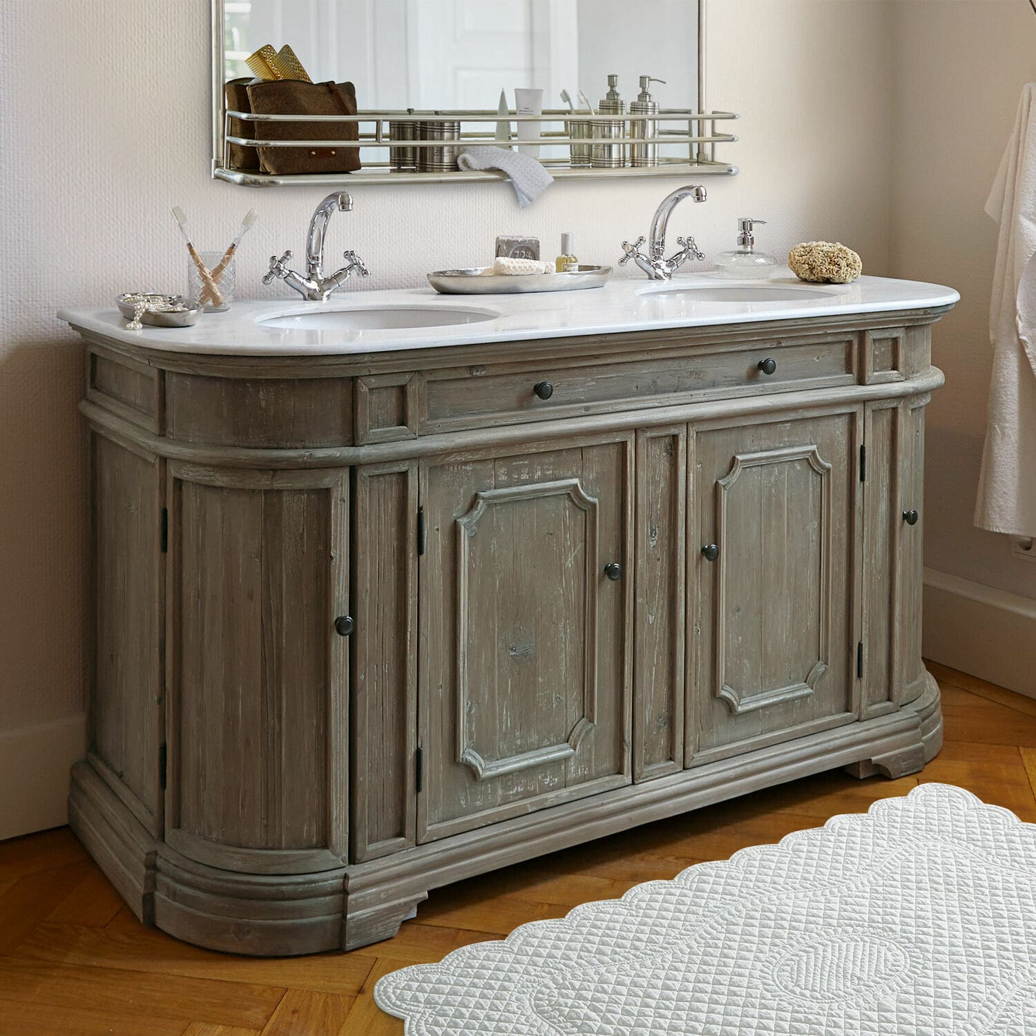 Meuble à double-vasque Pembroke Meuble de salle de bain en bois patiné avec plan en marbre blanc et double vasque élégante