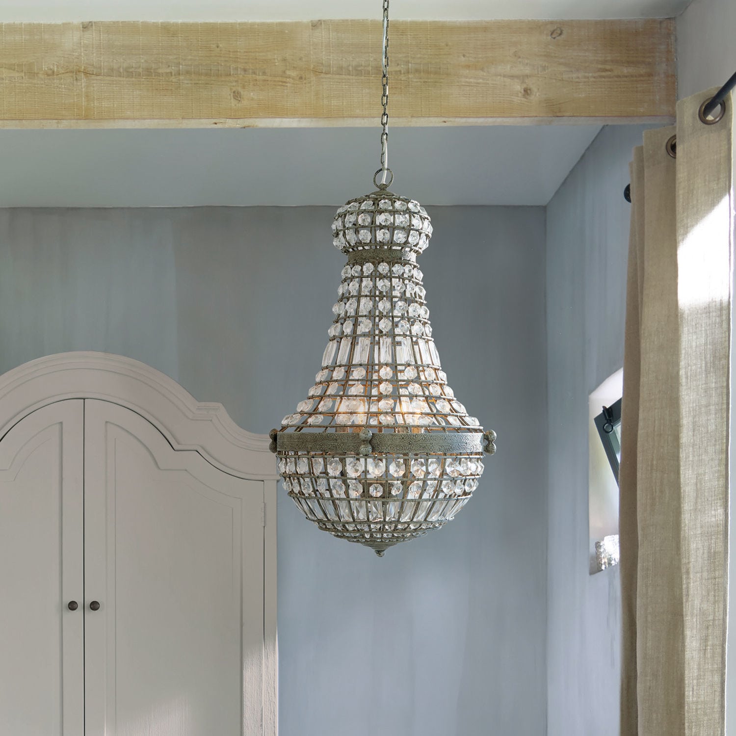 Lustre Perreux Lustre suspendu en métal vieilli avec cristaux pour une décoration intérieure élégante