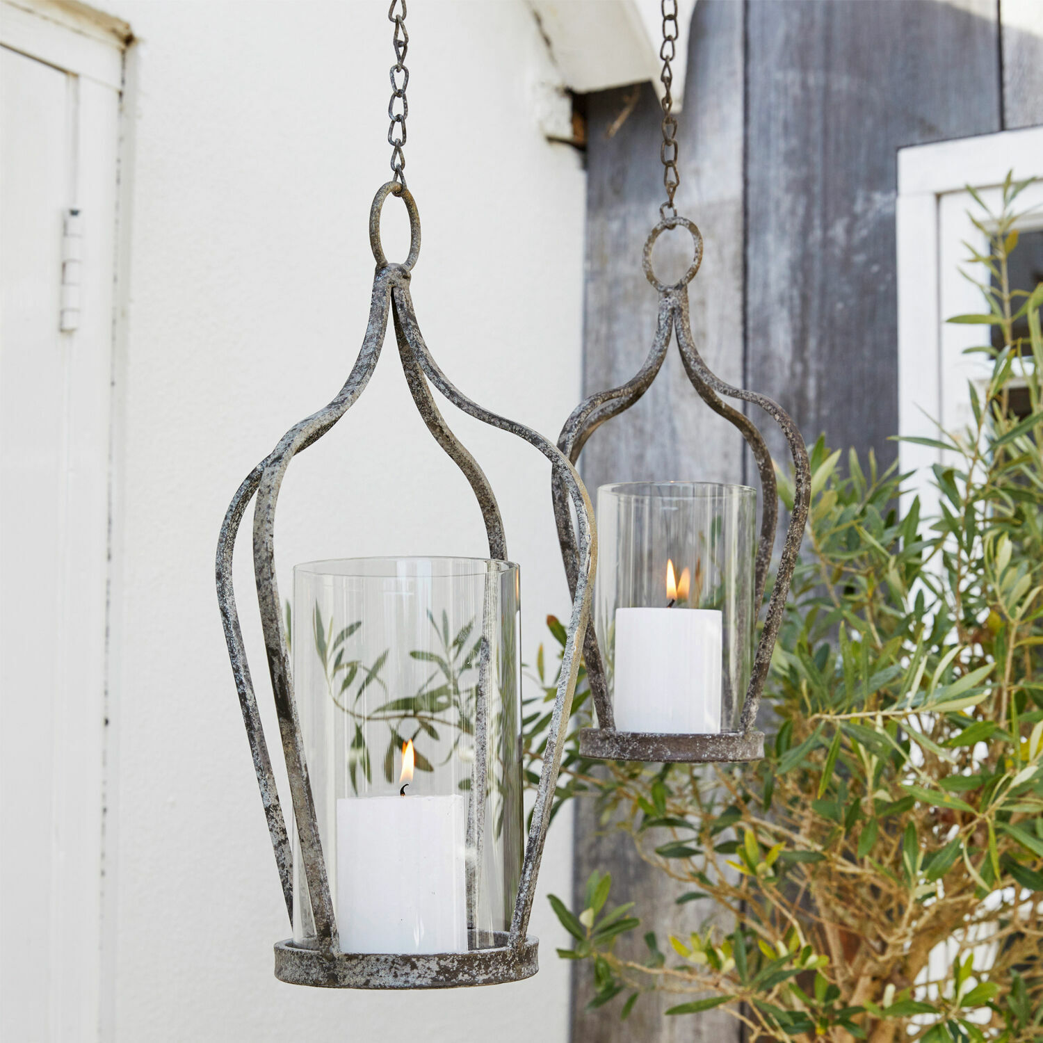 Lot de 2 lanternes à suspendre Mikella Lanterne suspendue en métal vieilli avec bougies blanches et verre pour décoration extérieure élégante