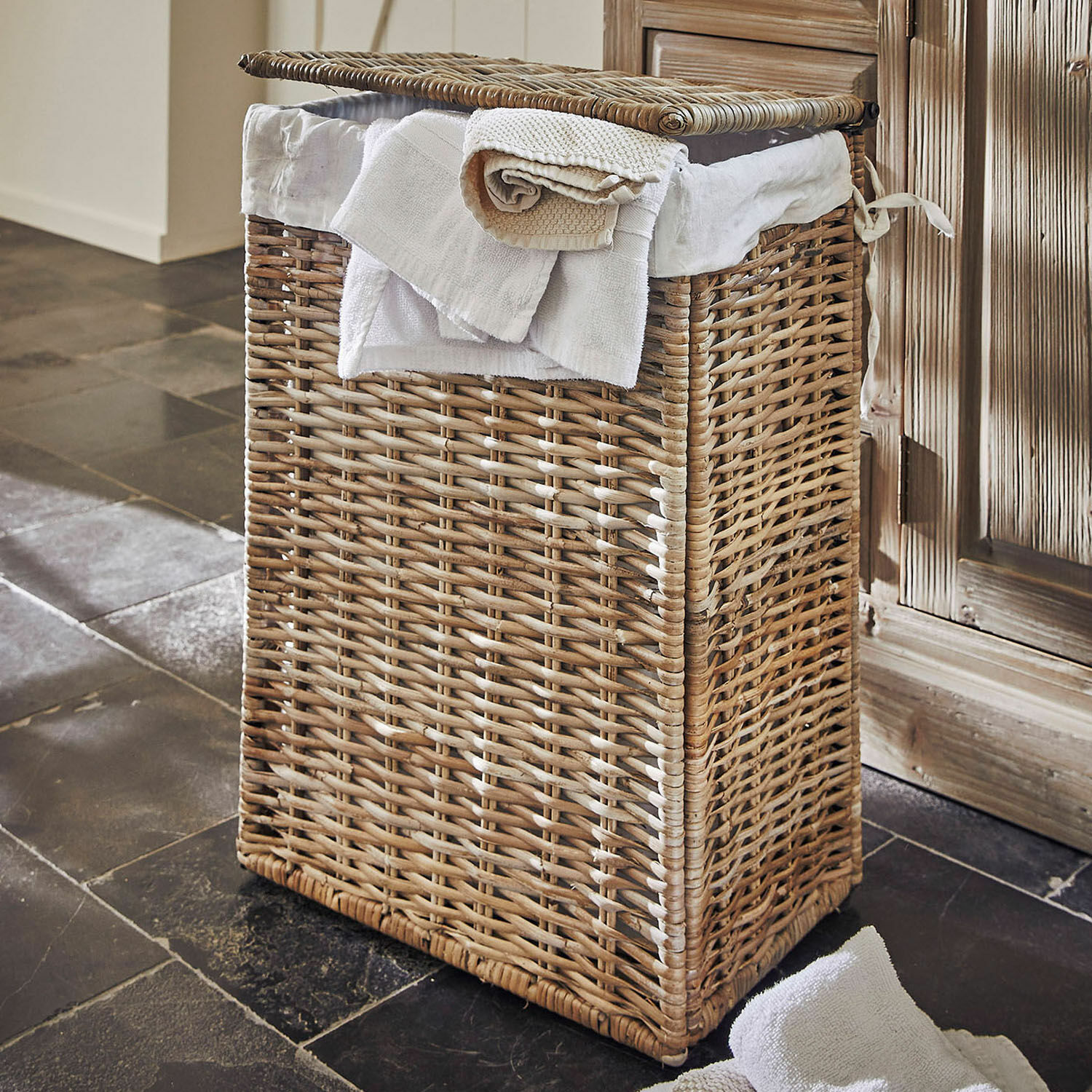 Panier à linge Marsac Panier à linge en rotin naturel avec doublure blanche et serviettes, idéal pour la salle de bain