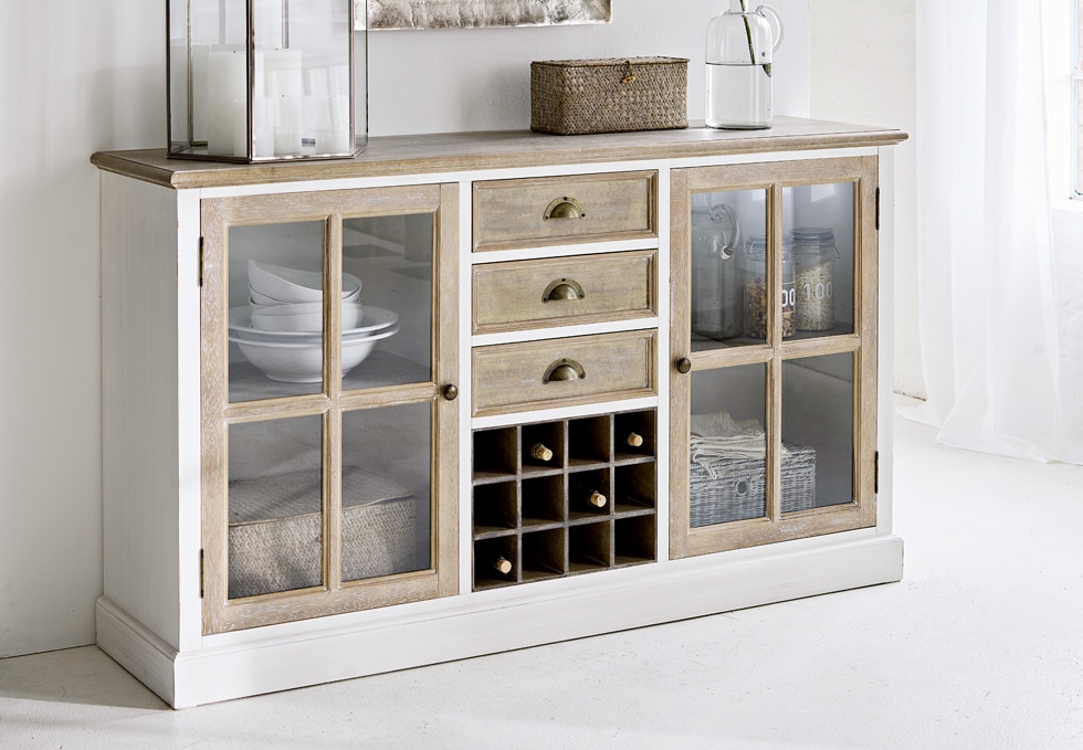 Buffet style campagne en bois blanc et naturel avec portes vitrées et rangement pour bouteilles de vin