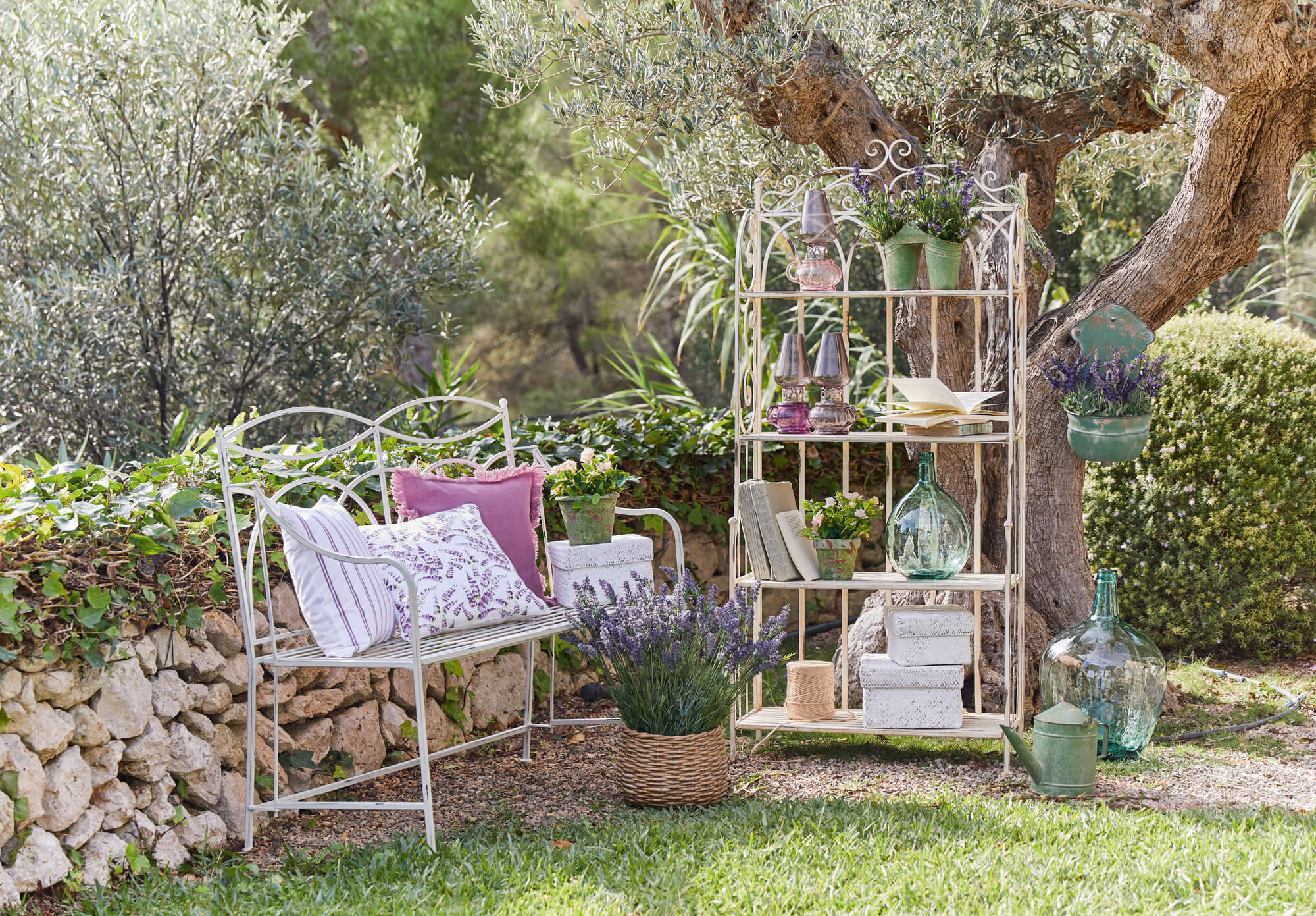 Étagère et banc en métal blanc dans un jardin avec lavande et décorations, mobilier de jardin rustique