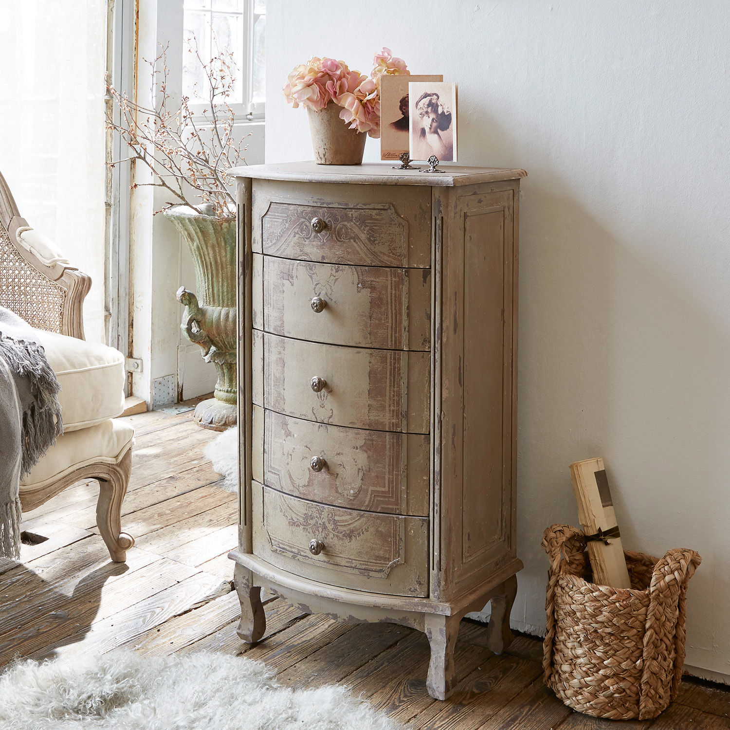 Commode Estere Commode en bois beige vieilli à cinq tiroirs, meuble vintage pour salon lumineux