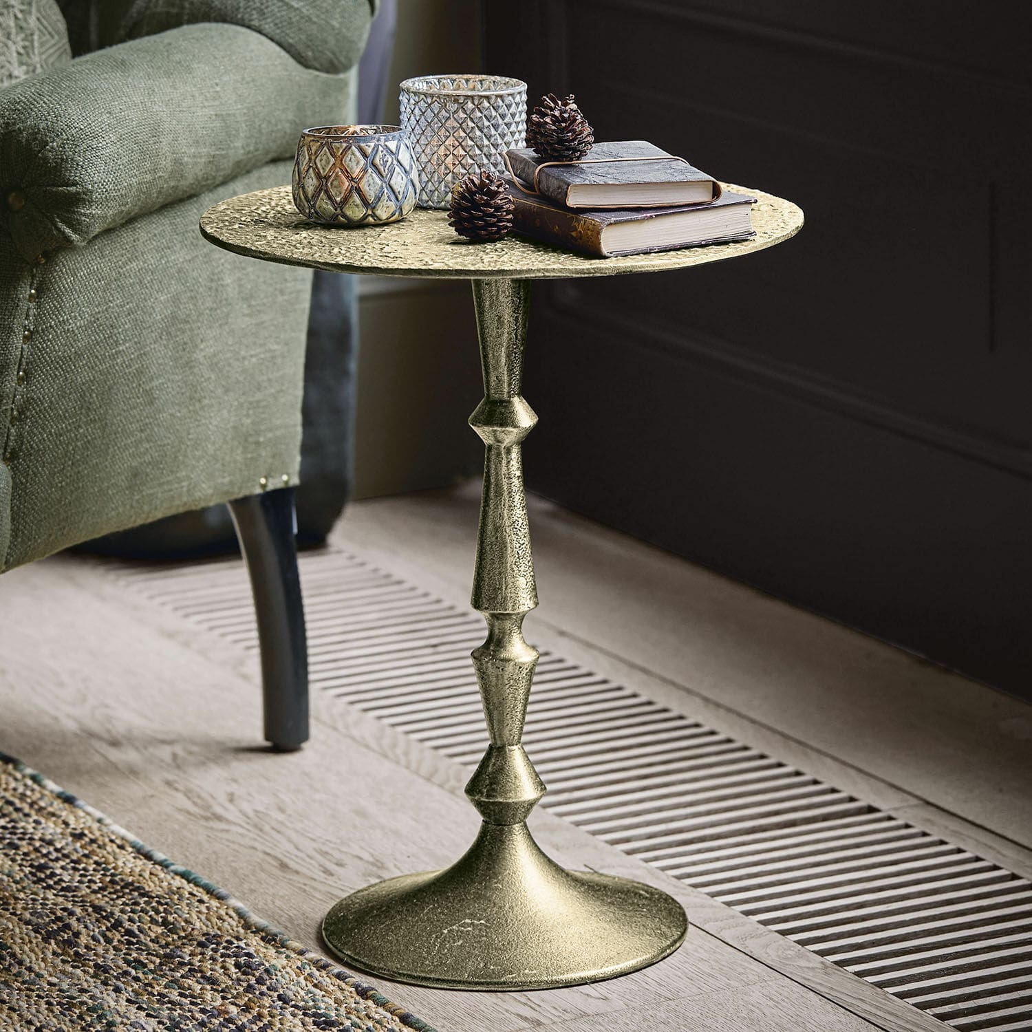 Table d’appoint Boissiére Table d'appoint en métal doré avec surface texturée et décorations sur le dessus dans un salon