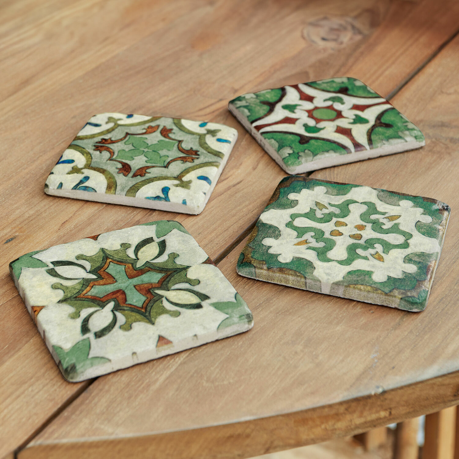 Lot de 4 sous-verres Angeot Dessous de verre en céramique avec motifs verts et bruns sur table en bois, accessoires déco maison