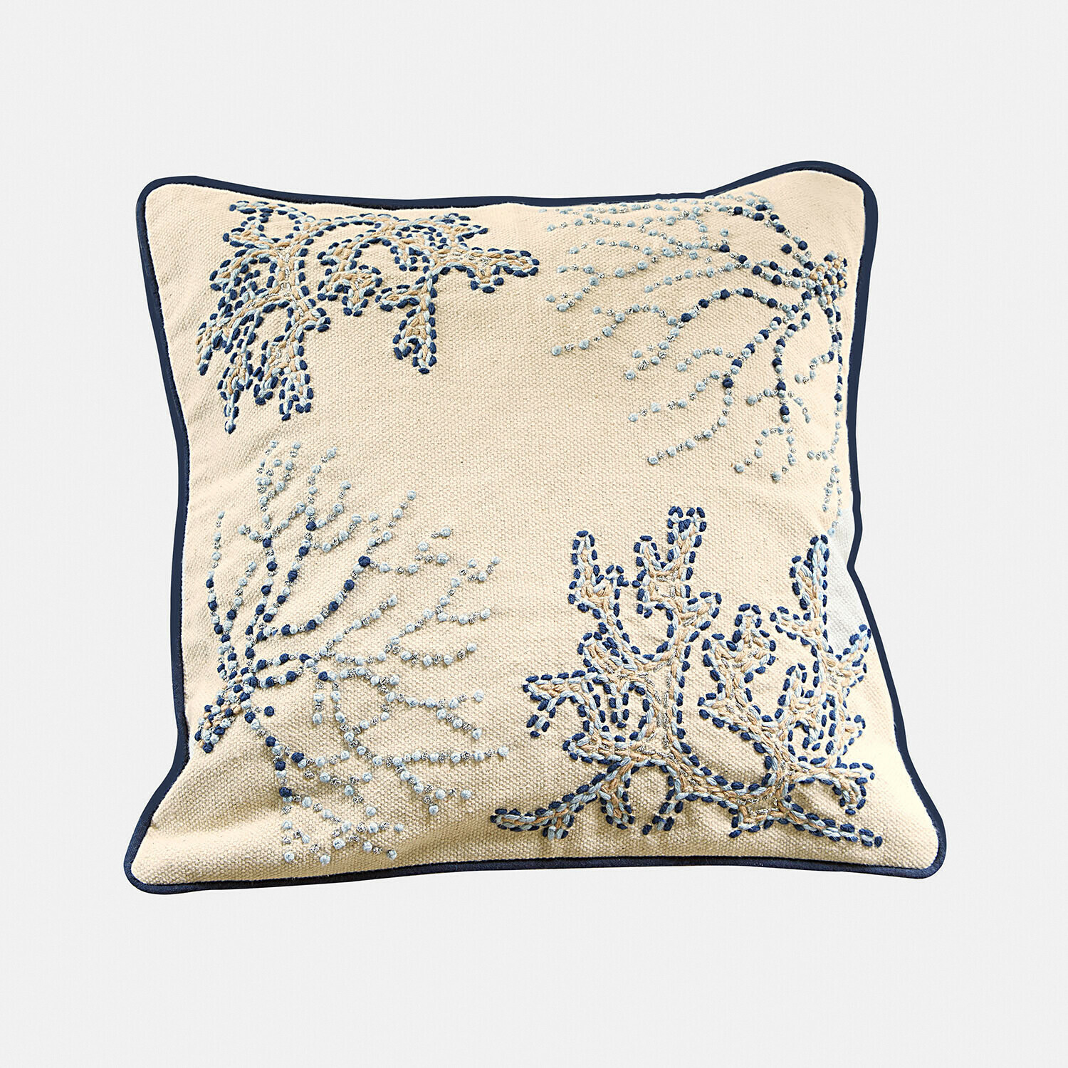 Housse de coussin Whitmere Coussin beige en coton avec broderie bleue représentant des coraux, décoration marine élégante