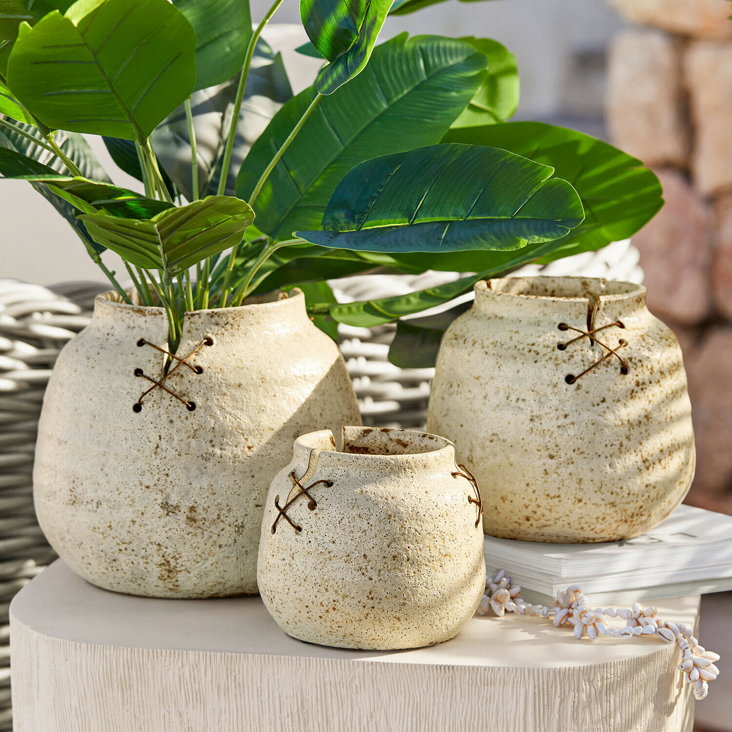 Lot de 3 vases Halvenby Ensemble de trois vases en céramique crème avec lacets décoratifs, décoration intérieure naturelle