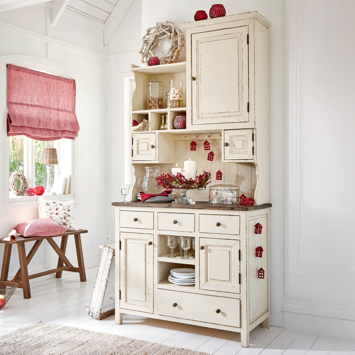 Buffet Peteersham Buffet en bois crème avec décorations rouges de Noël dans une pièce lumineuse au style campagnard