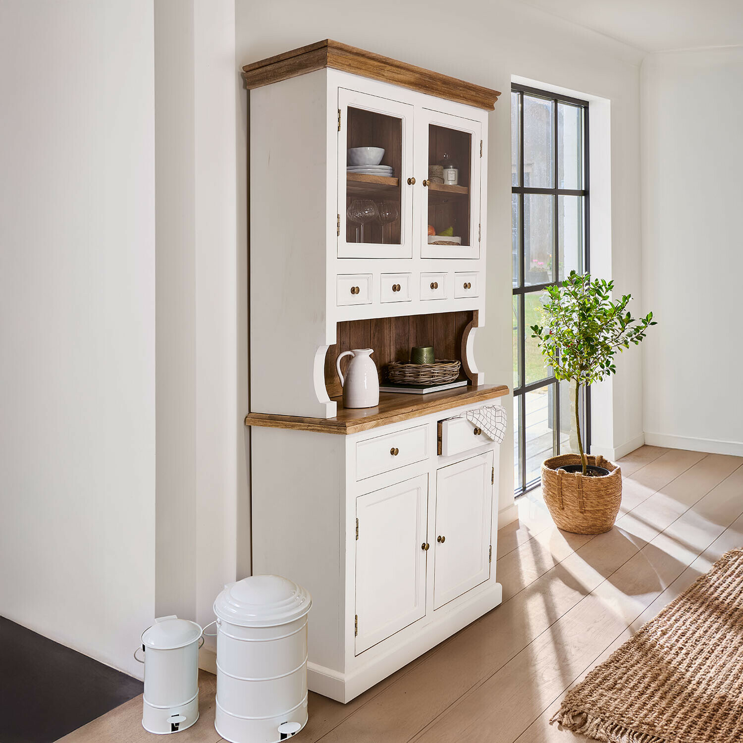Buffet Kenwick Buffet en bois blanc avec plateau naturel et portes vitrées dans une pièce lumineuse et ensoleillée