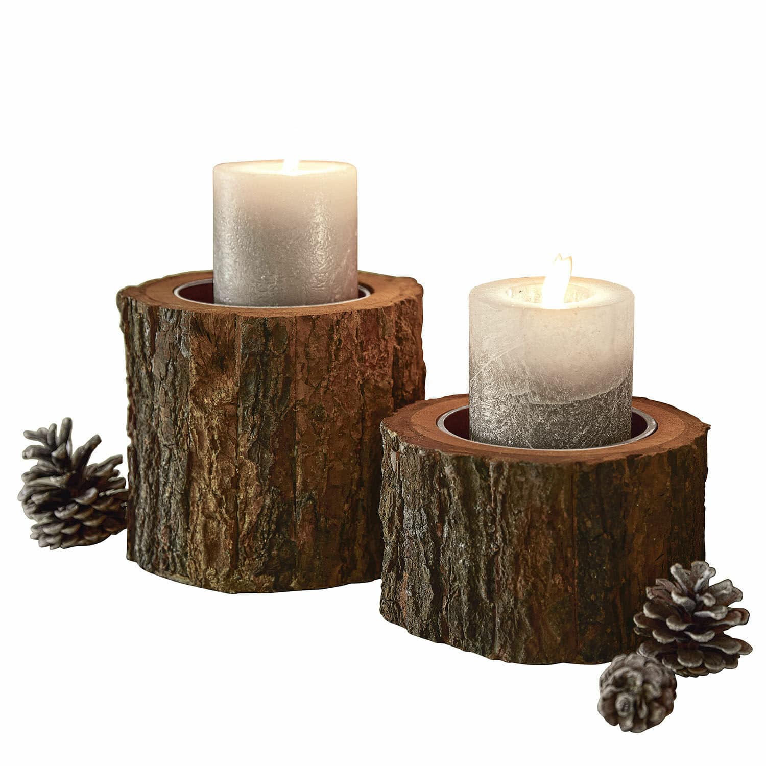 Lot de 2 bougeoirs Raymond Deux bougeoirs en bois naturel avec bougies grises et pommes de pin, décoration rustique intérieure