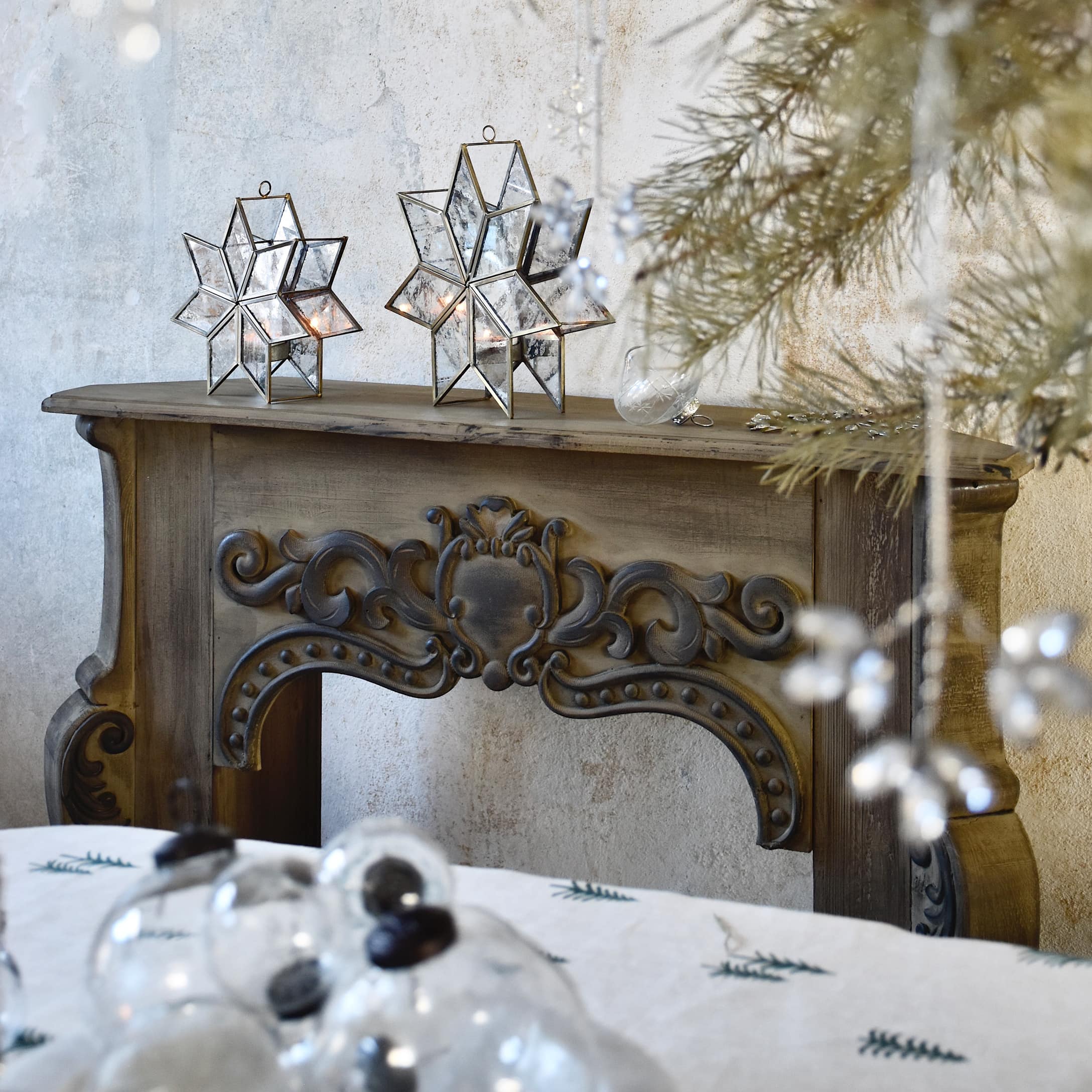 Console de cheminée en bois sculpté style vintage avec décorations de Noël en verre et métal