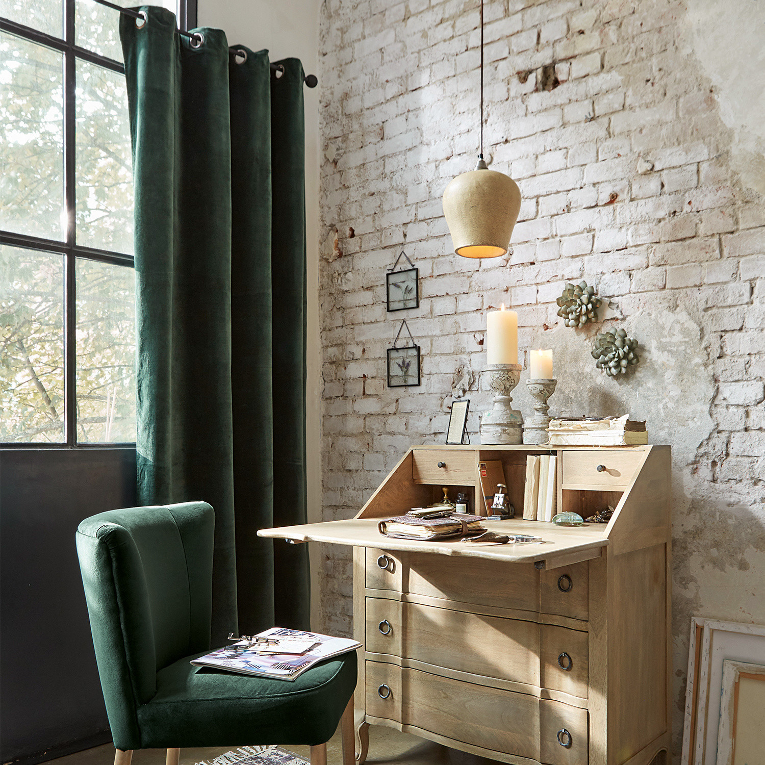 Rideau Miko Bureau en bois avec tiroirs et chaise en velours vert près d'une fenêtre avec rideaux