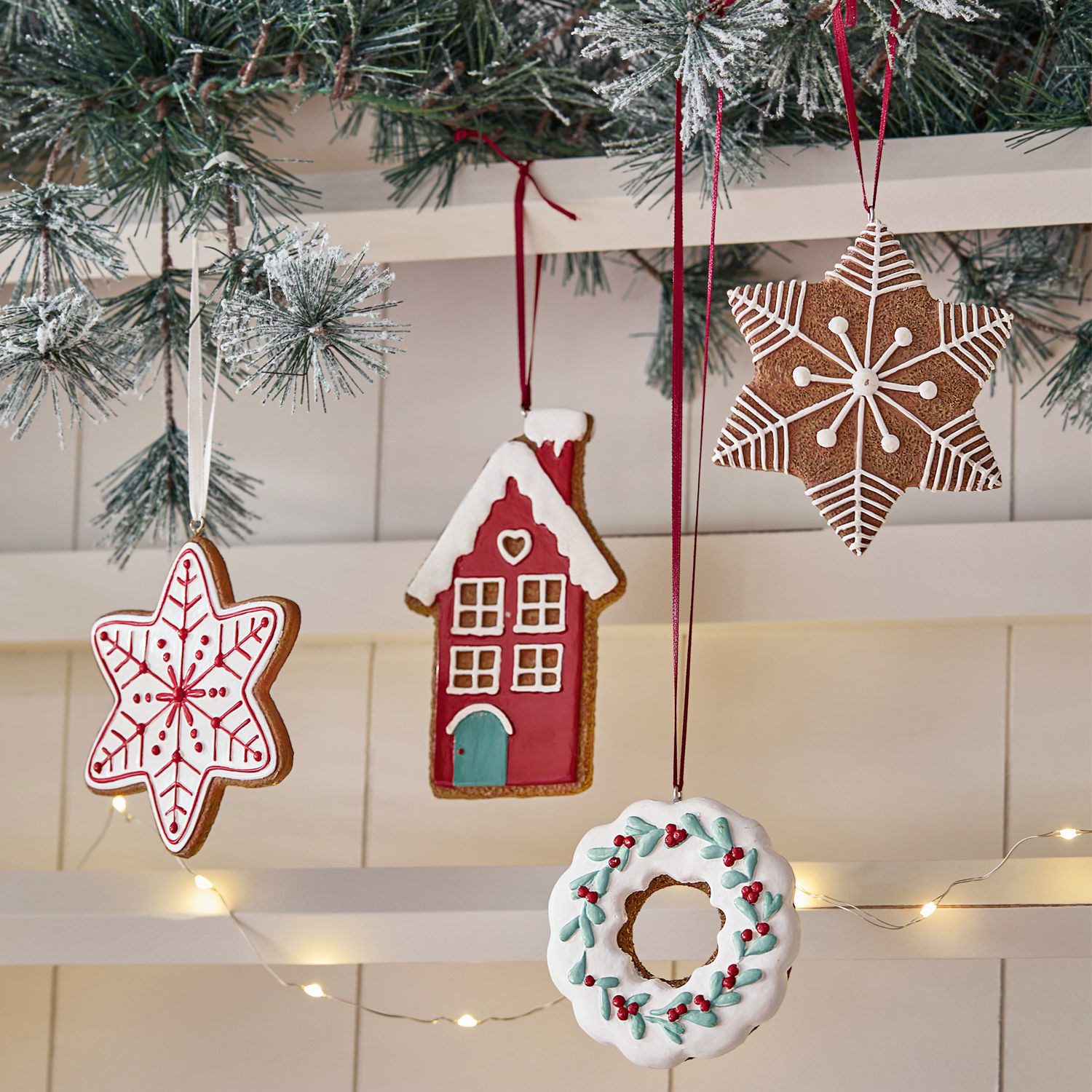Lot de 4 décorations à suspendre Hestur Décorations de Noël en pain d'épices en forme d'étoile, maison et couronne avec glaçage coloré suspendues