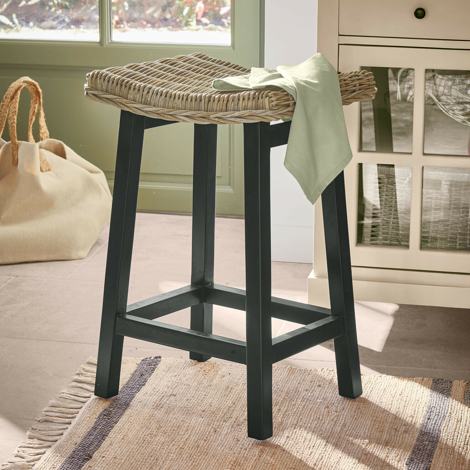 Tabouret Arovian Tabouret de bar avec pieds en bois noir et assise en rotin tressé couleur brun clair