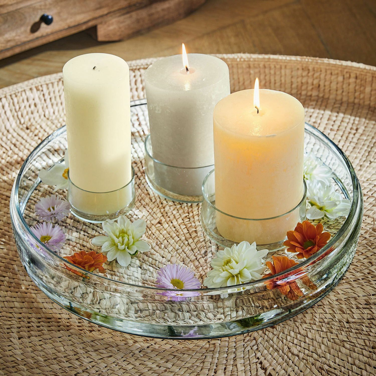 Lot de 3 bougies Salis Trois bougies dans des supports en verre sur un plateau transparent avec des fleurs, décoration de table