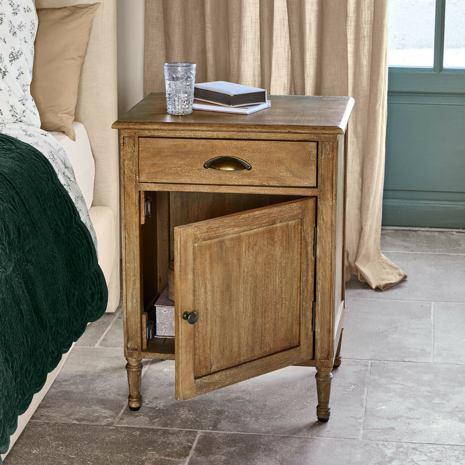 Table de chevet Mirevaux Table de chevet en bois naturel avec tiroir et porte ouverte, meuble de chambre à coucher