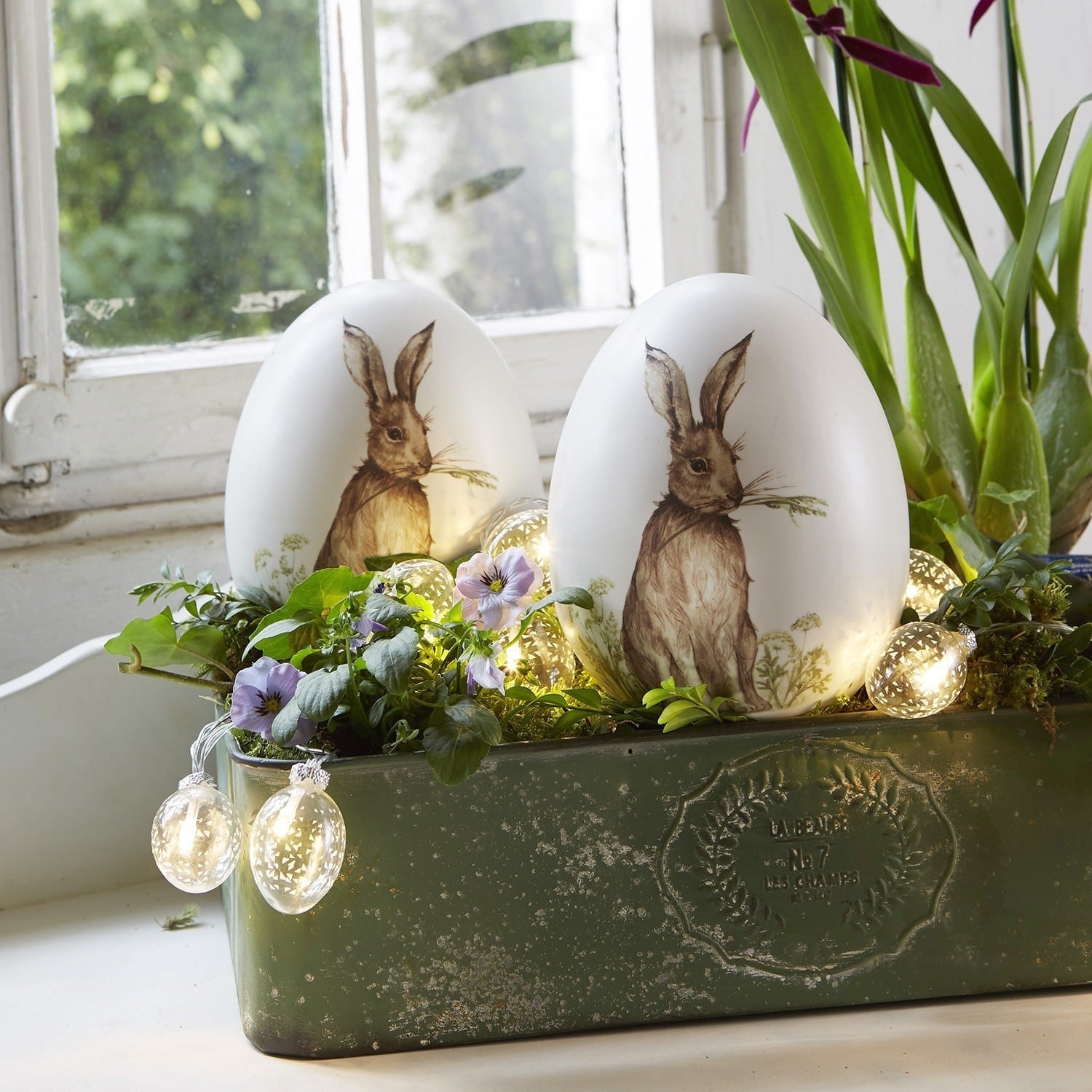 Lot de 2 œufs de Pâques Rubie Œufs décoratifs blancs avec lapin imprimé dans un pot vert avec fleurs et guirlande lumineuse LED