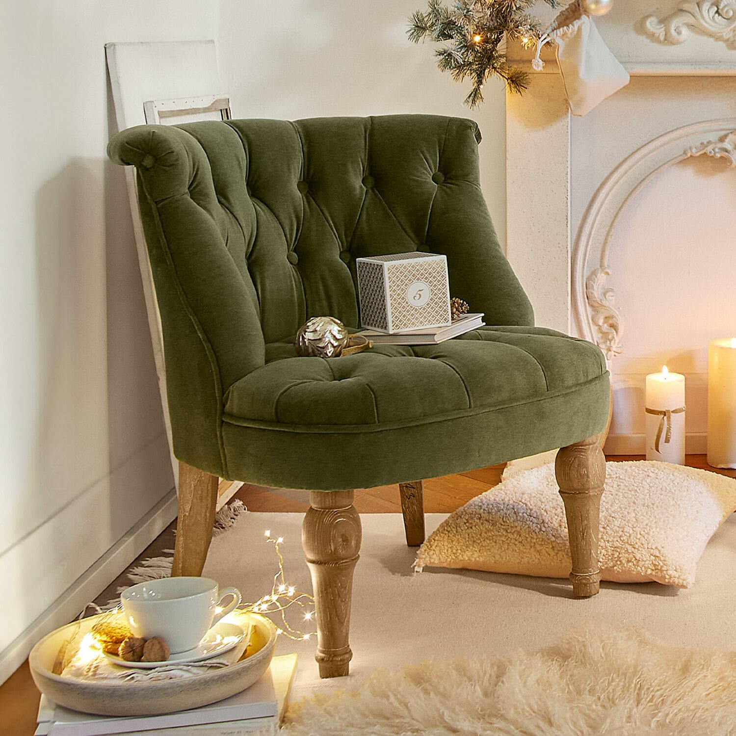 Fauteuil Ardilleux Fauteuil vert en velours avec pieds en bois dans un intérieur chaleureux décoré pour Noël