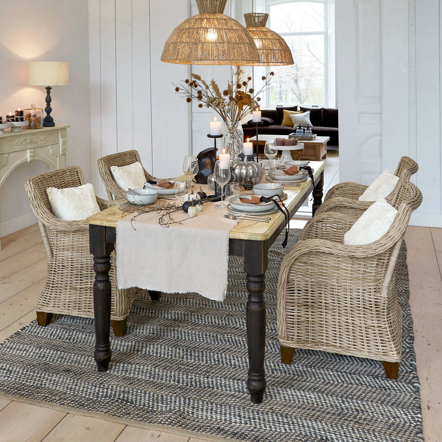Table Mont Lisan Salle à manger avec table en bois et chaises en osier couleur naturelle, décorations de table et suspensions en rotin