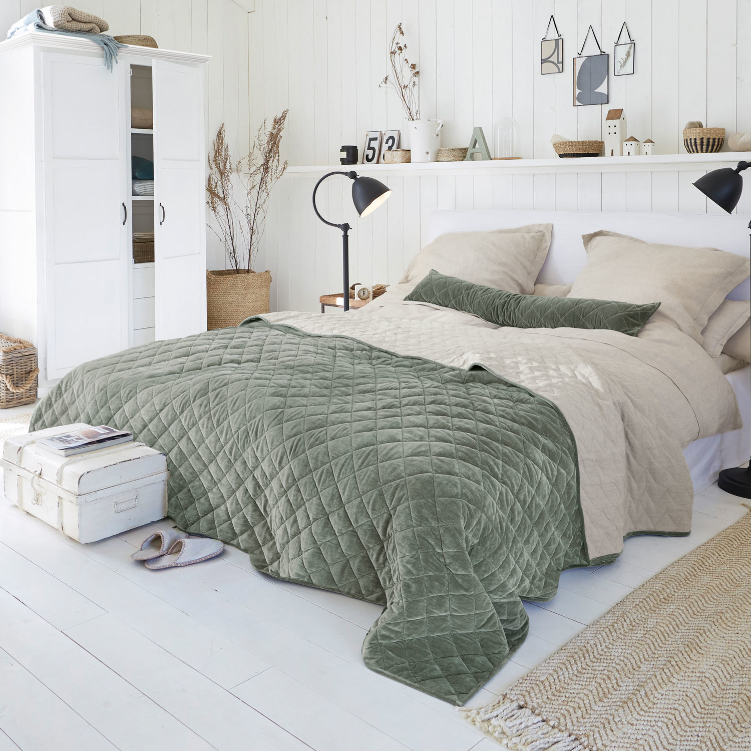 Courtepointe Verdier Chambre cosy avec une couette matelassée verte et beige sur un lit en matériaux naturels, ambiance scandinave