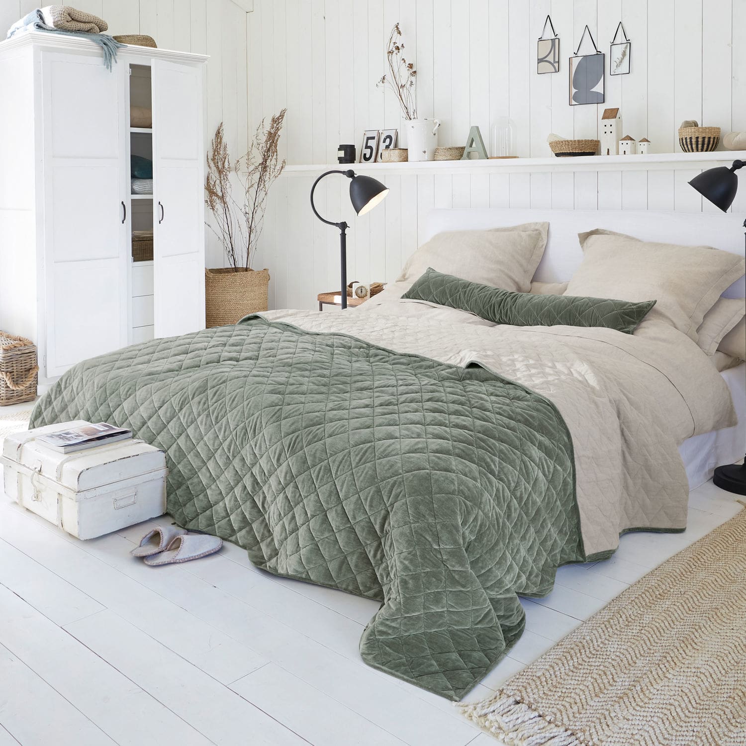 Courtepointe Verdier Chambre cosy avec une couette matelassée verte et beige sur un lit en matériaux naturels, ambiance scandinave