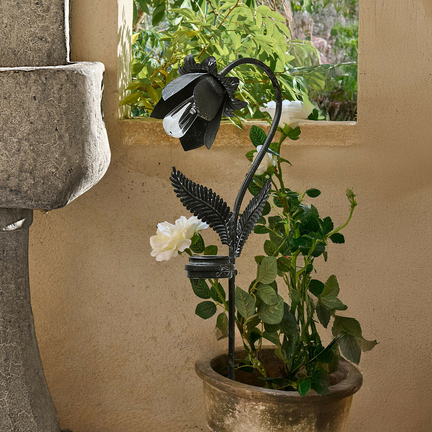 Lampe de jardin noire en métal en forme de fleur avec ampoule transparente, décoration pour plantes en pot