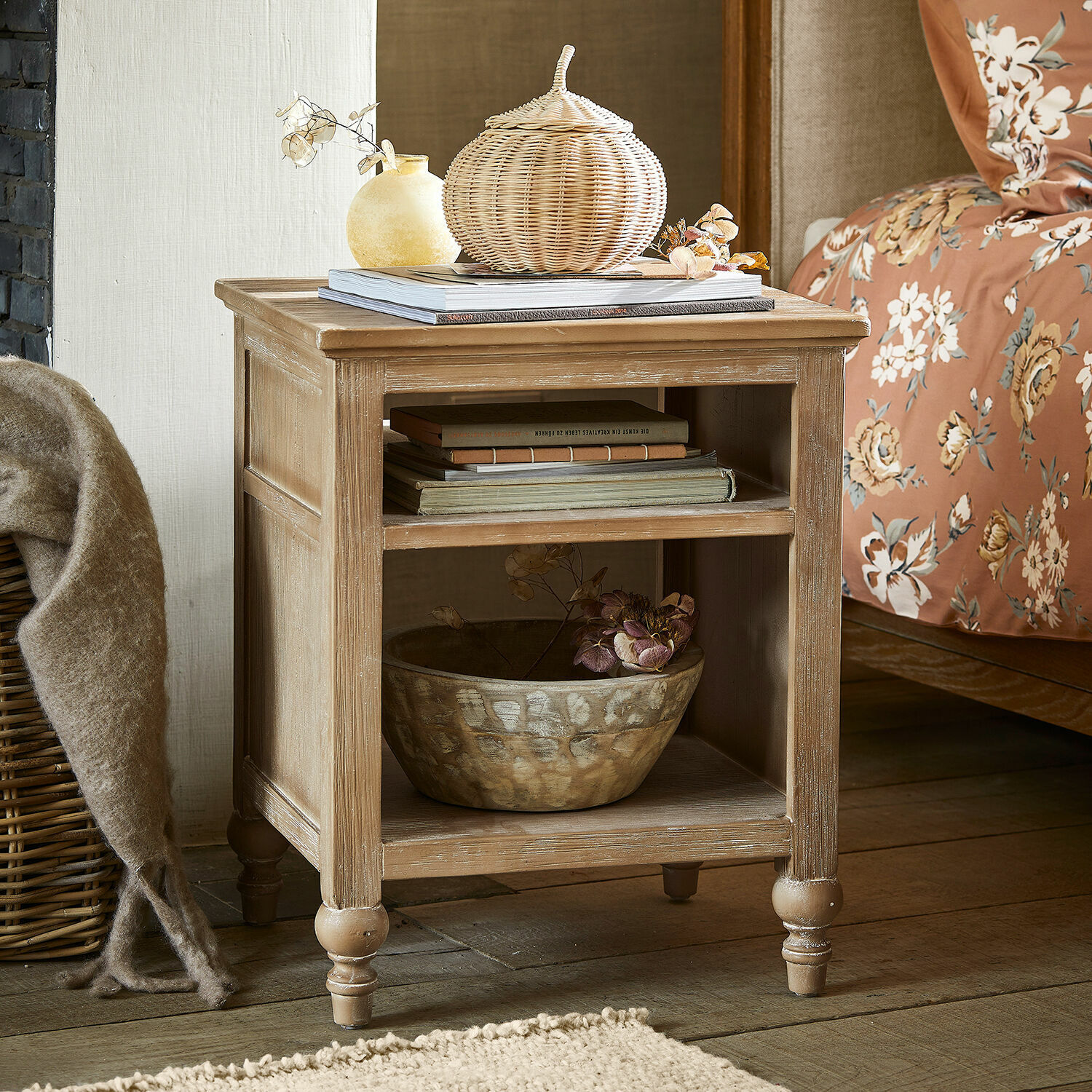 Table de chevet Vertisse Table de chevet en bois couleur naturelle avec étagères et décorations dans une chambre