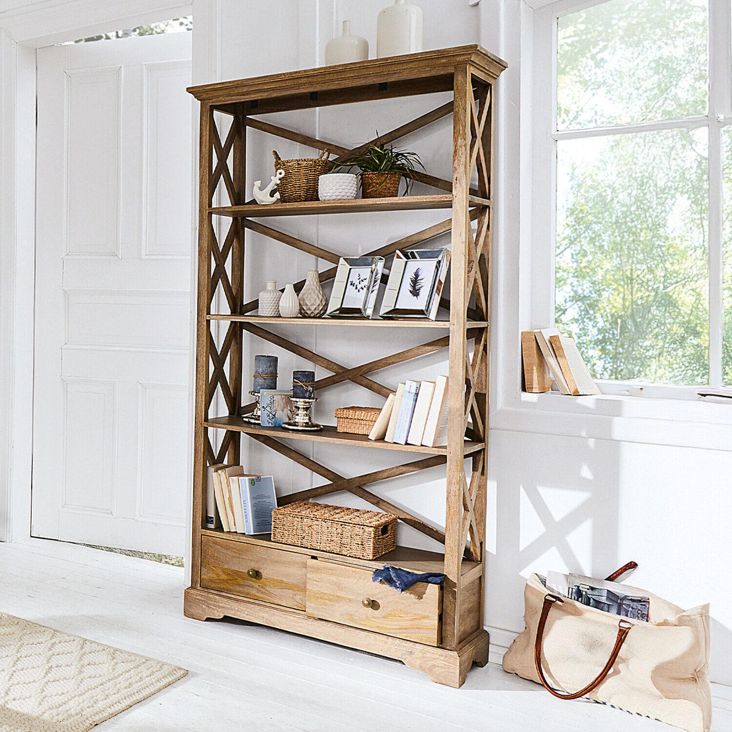 Étagère Vélu Étagère en bois naturel avec tiroirs, décorations et livres dans une pièce lumineuse