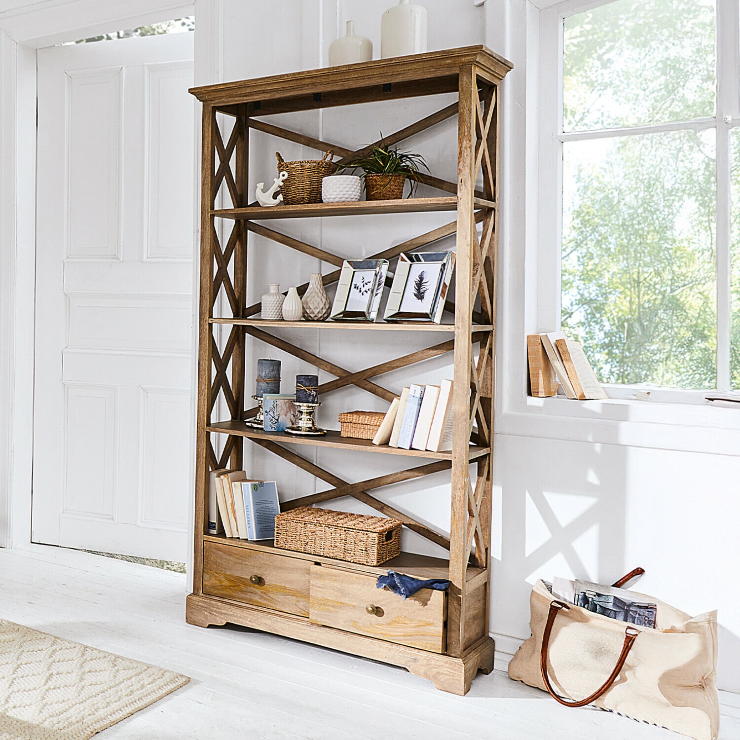 Étagère Vélu Étagère en bois naturel avec tiroirs, décorations et livres dans une pièce lumineuse