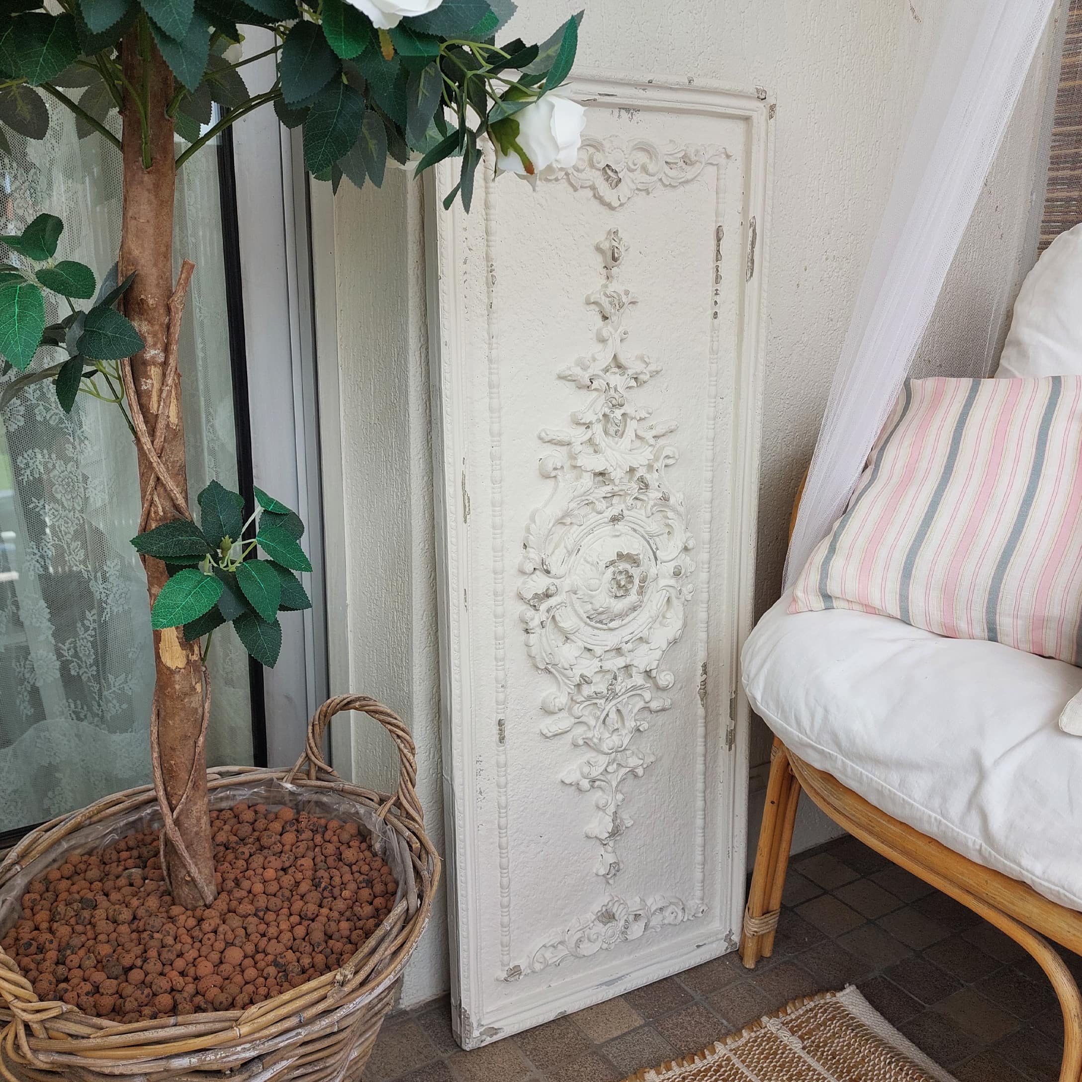 Panneau décoratif blanc avec ornement vintage pour intérieur et jardin cosy