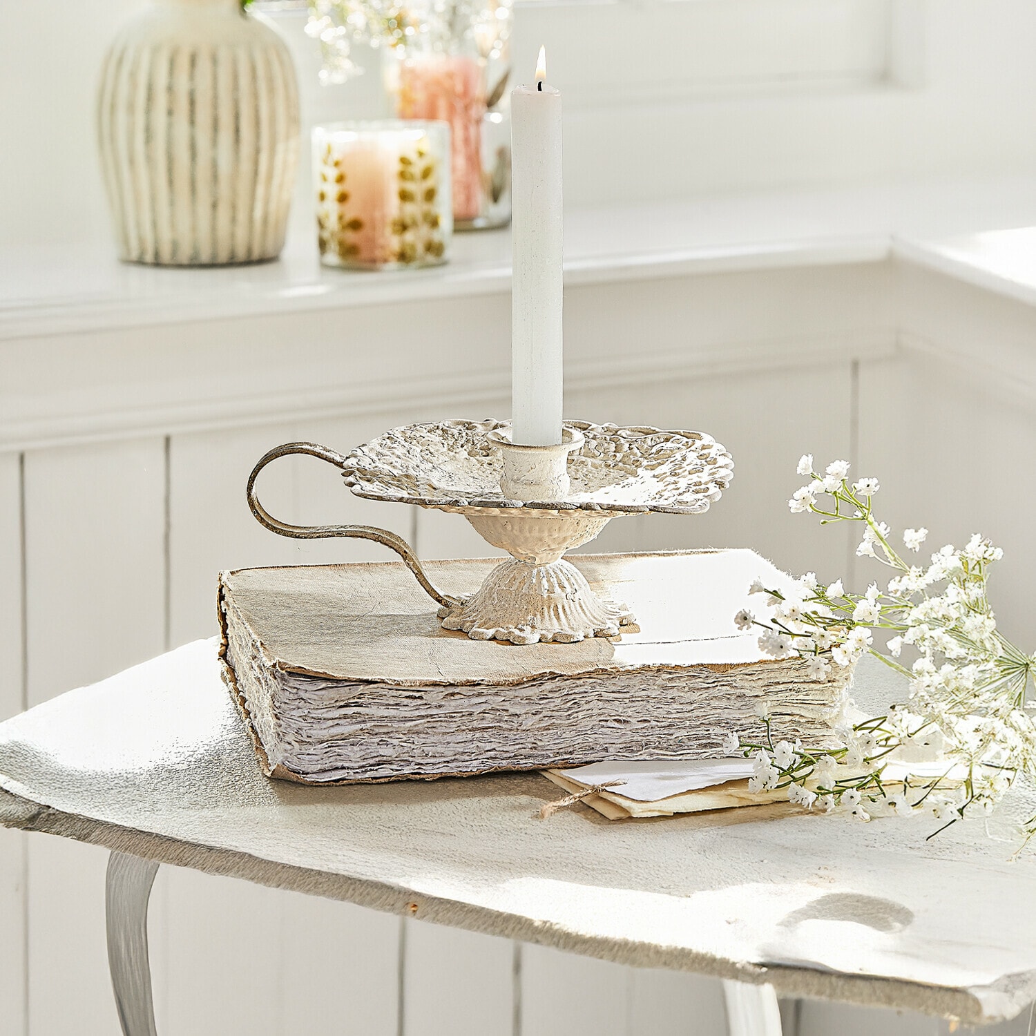 Bougeoir Wilexor Bougeoir en métal crème style vintage avec bougie blanche, décoration de table élégante avec fleurs blanches
