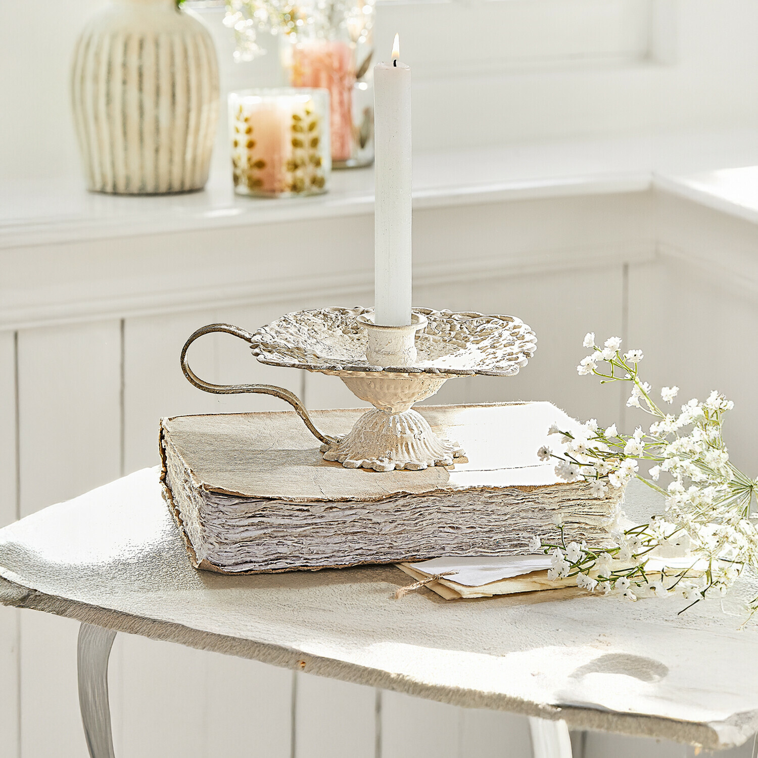 Bougeoir Wilexor Bougeoir en métal crème style vintage avec bougie blanche, décoration de table élégante avec fleurs blanches