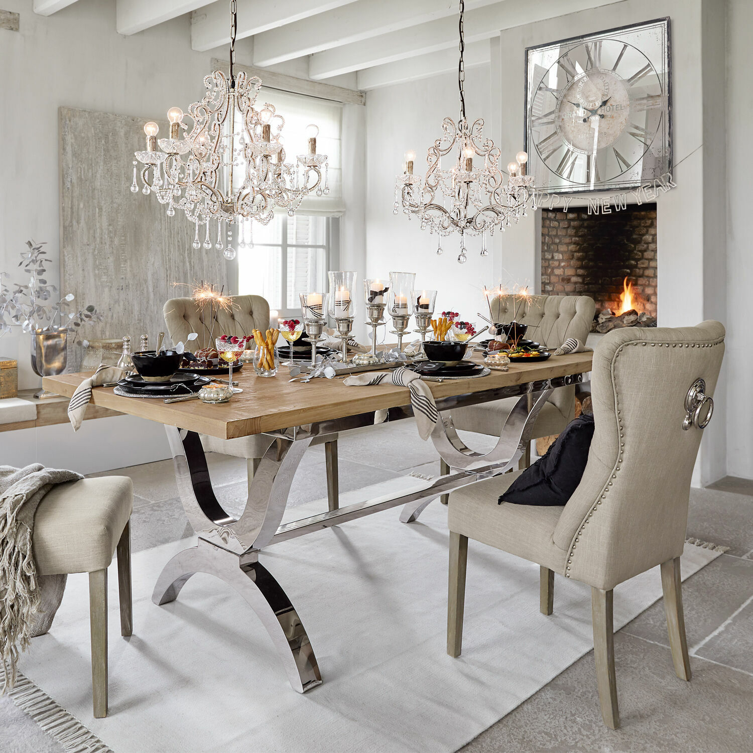 Table Grover Salle à manger avec table en bois, chaises beige rembourrées, décorations et lustres en cristal