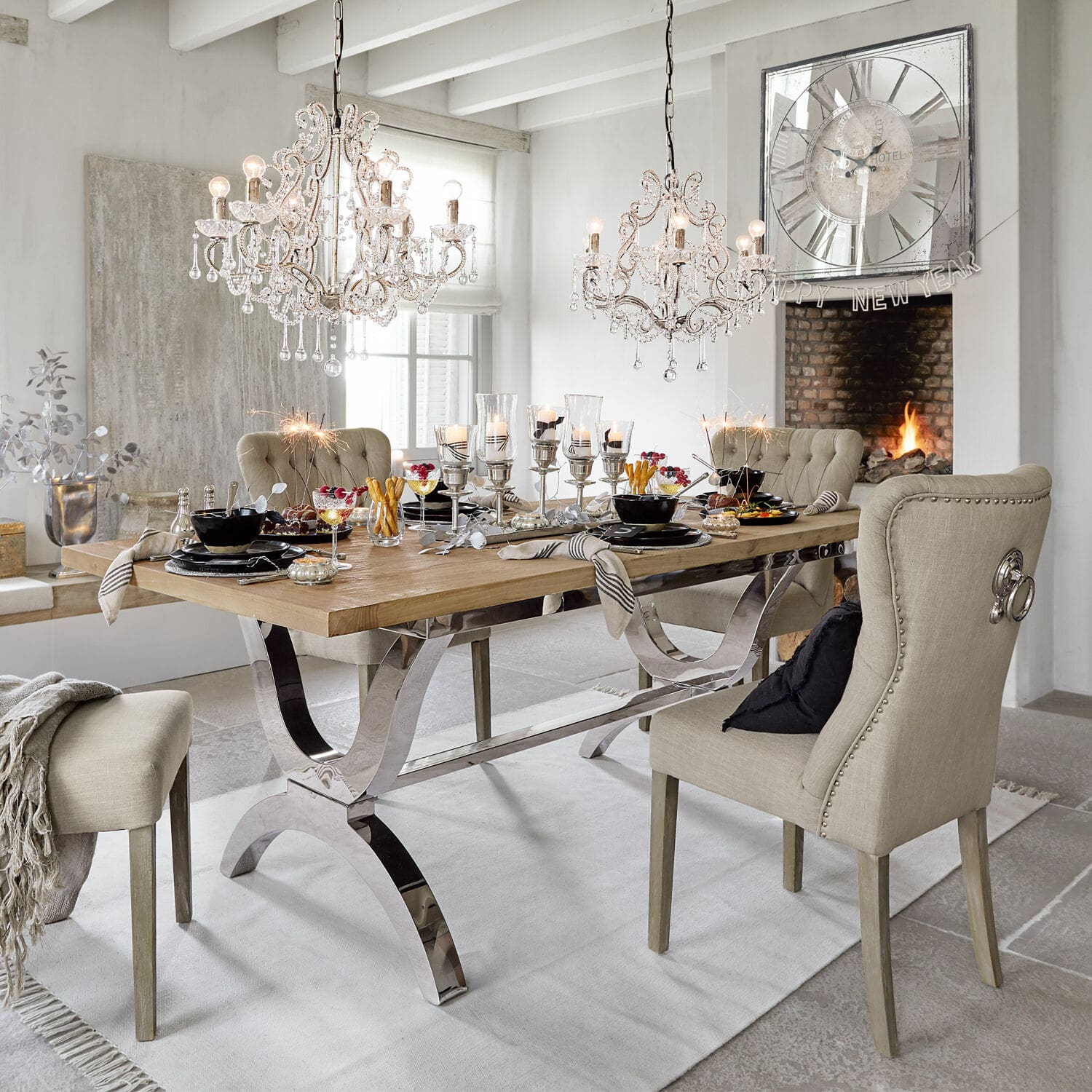 Table Grover Salle à manger avec table en bois, chaises beige rembourrées, décorations et lustres en cristal