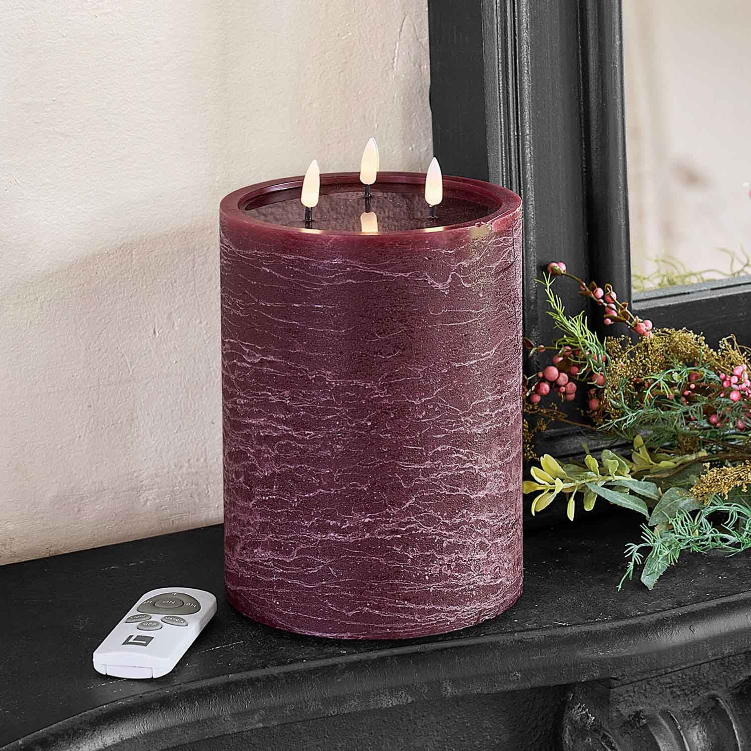 Bougie LED bordeaux avec trois flammes et texture marbrée, décoration intérieure avec télécommande