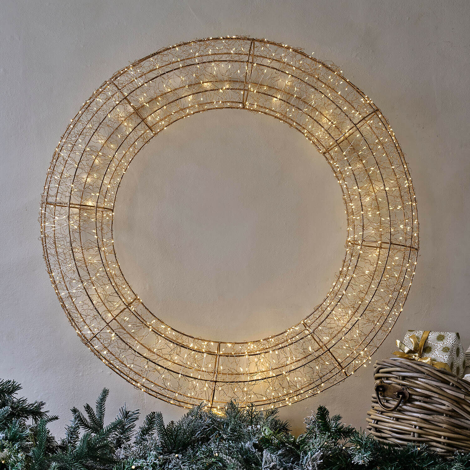 Couronne LED Raviyah Couronne décorative ronde en métal doré avec lumières LED chaudes pour décoration de Noël