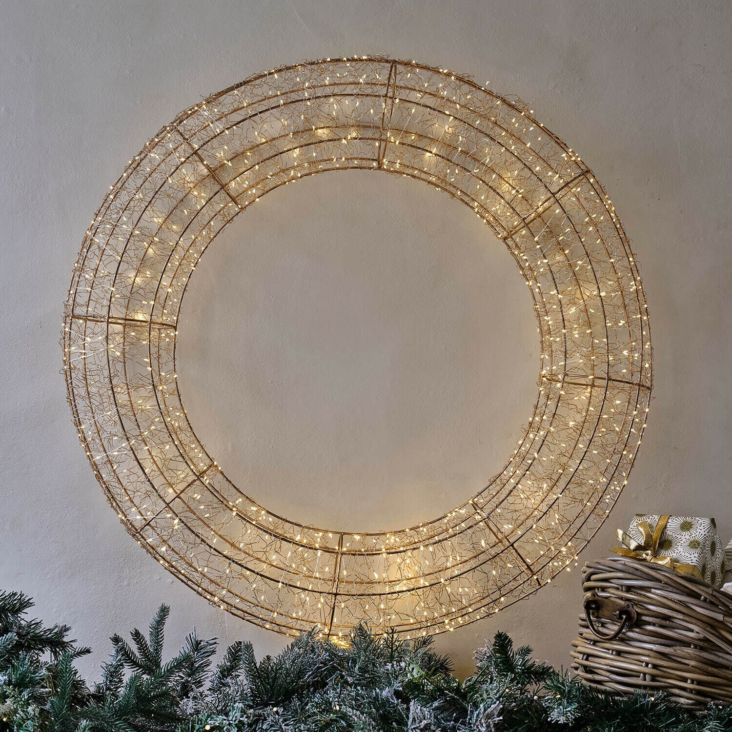 Couronne LED Raviyah Couronne décorative ronde en métal doré avec lumières LED chaudes pour décoration de Noël