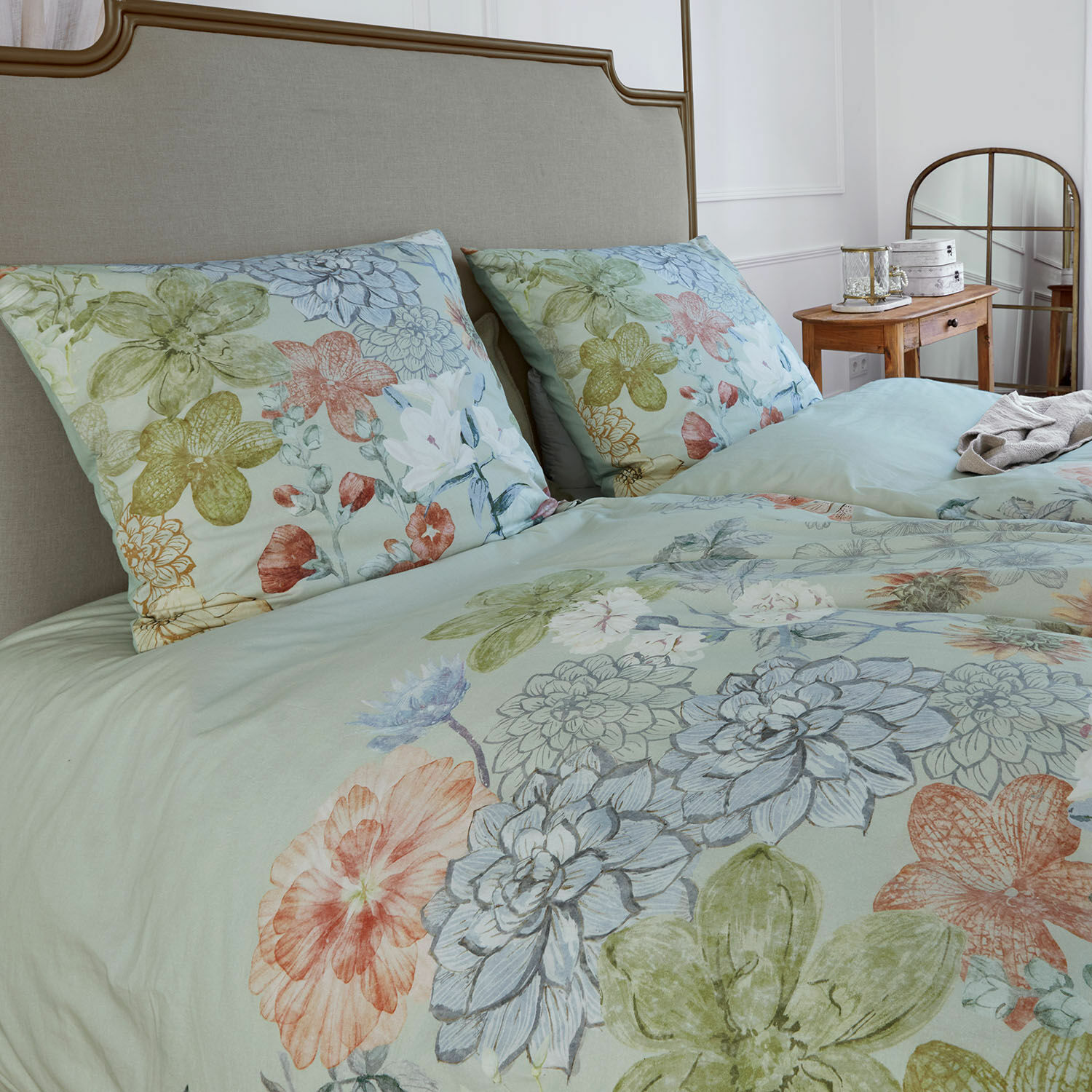 Parure de lit Therenor Parure de lit en coton avec motifs floraux pastel sur fond clair, décorative et confortable