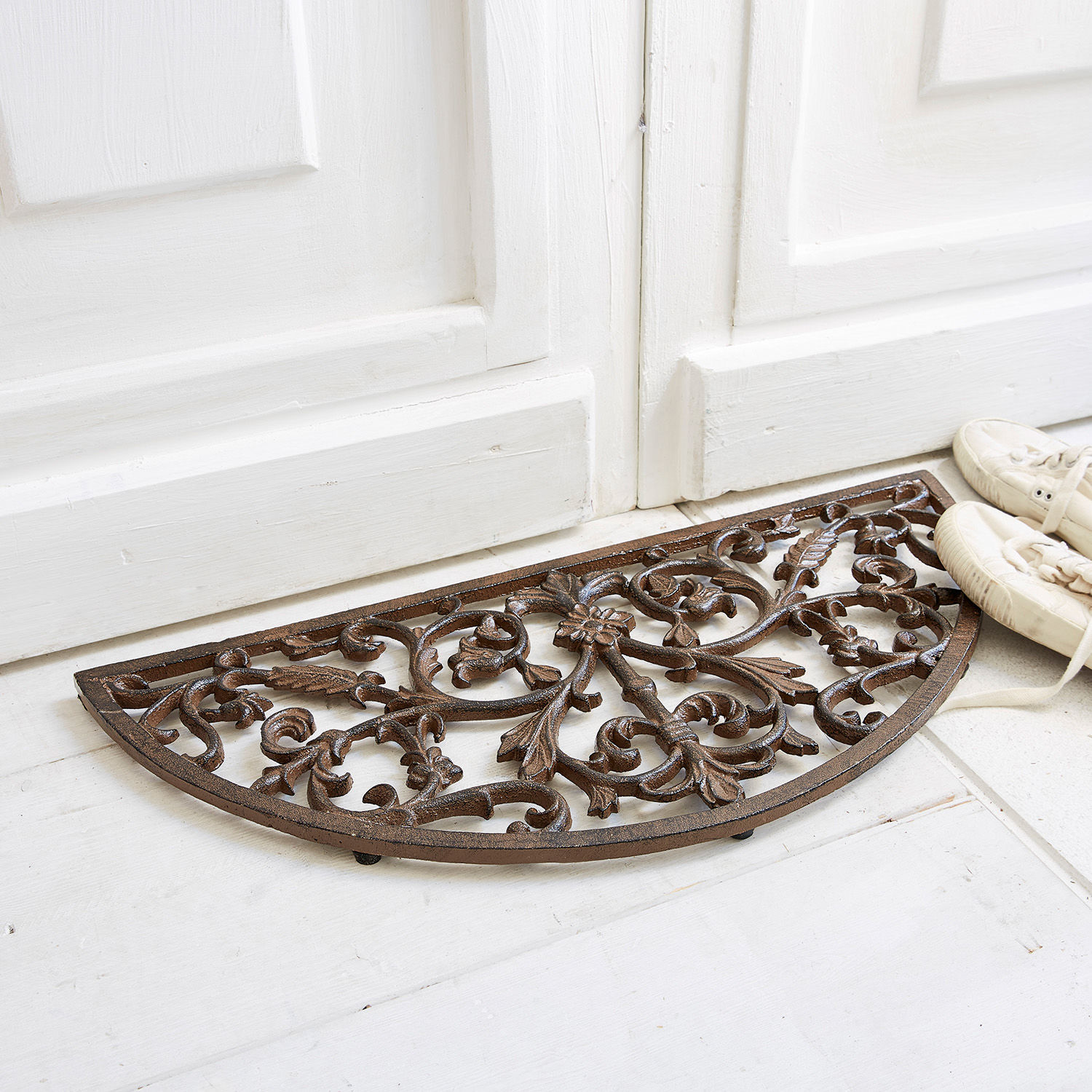 Paillasson gratte-pieds Karis Paillasson demi-cercle en fer forgé brun avec motif ornemental de feuilles et fleurs décoratives
