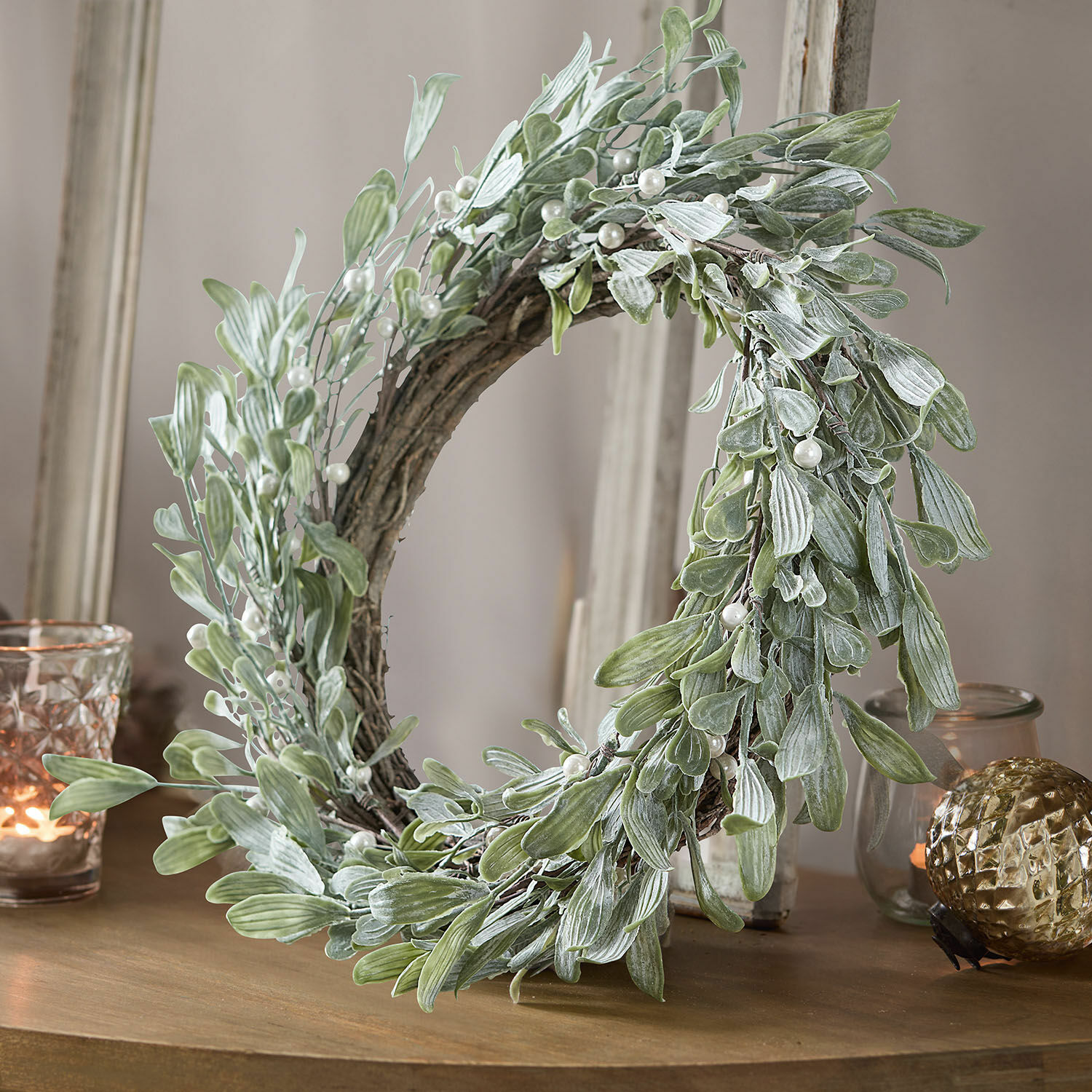 Couronne Cunnig Couronne décorative en feuilles vertes et perles sur table en bois, décoration intérieure